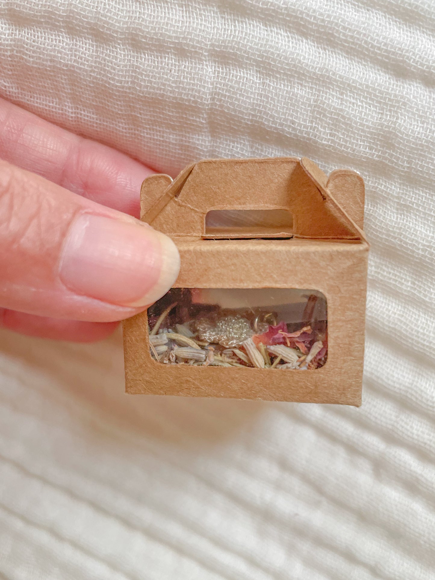 Magical mini Gift Box gehaakte bloem bedel