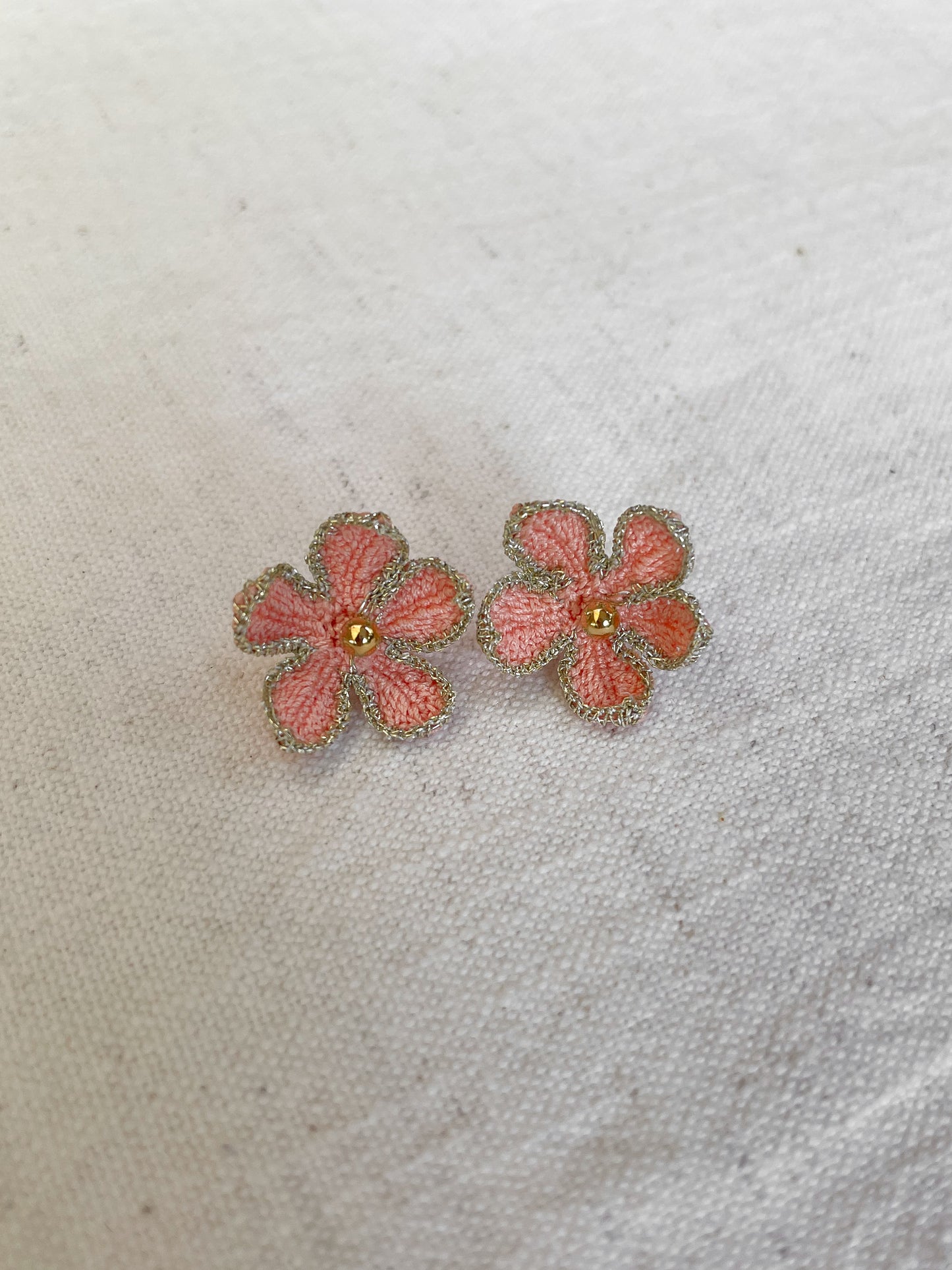 Avielle micro gehaakte bloemen oorstekers