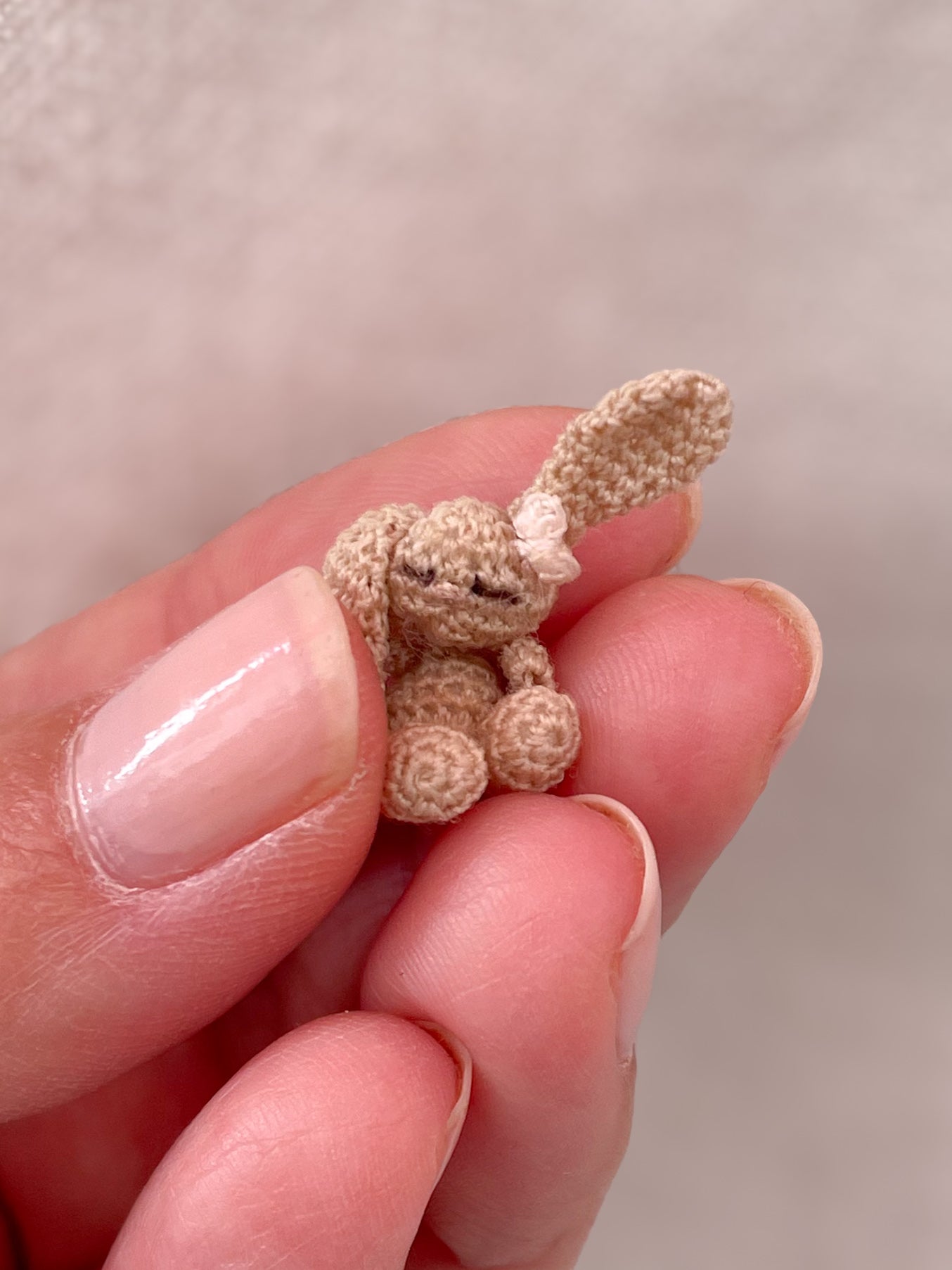 Philou micro gehaakte amigurumi met strikje