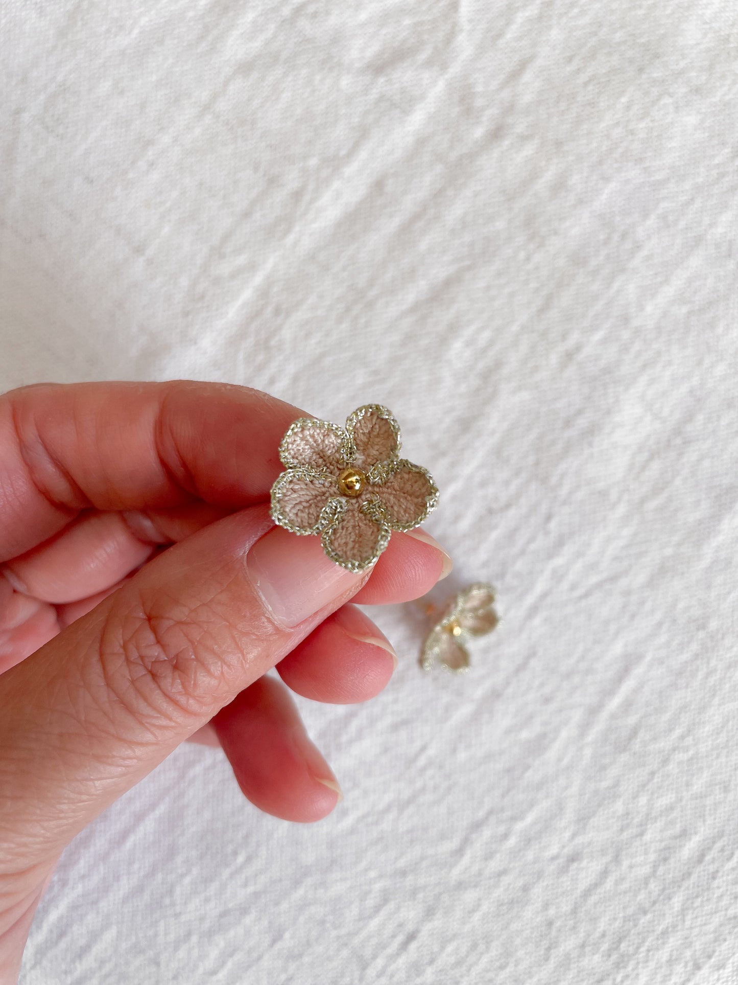 Avielle micro gehaakte bloemen oorstekers