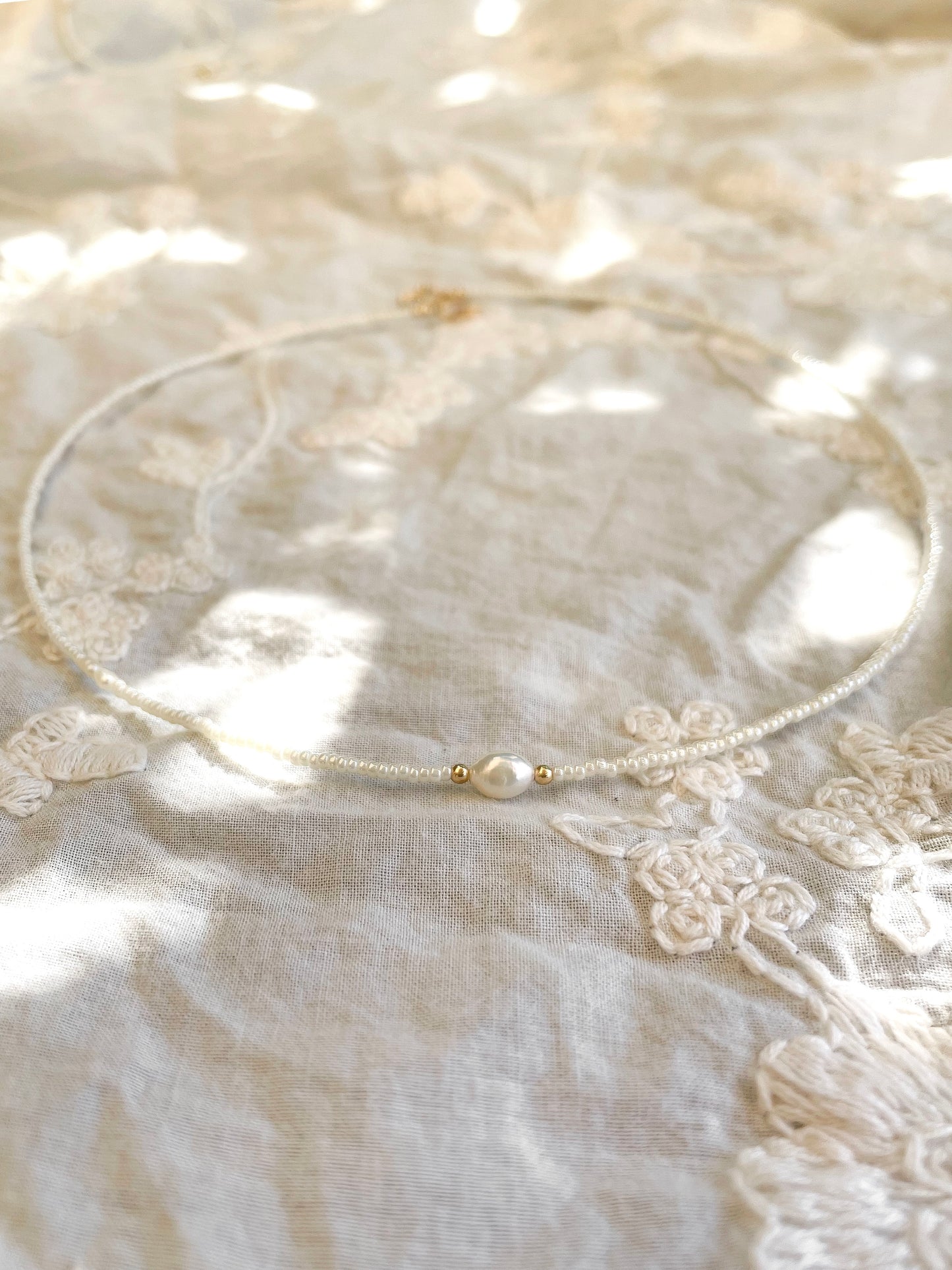 Xavoia Miyuki wit met parel stretch choker ketting