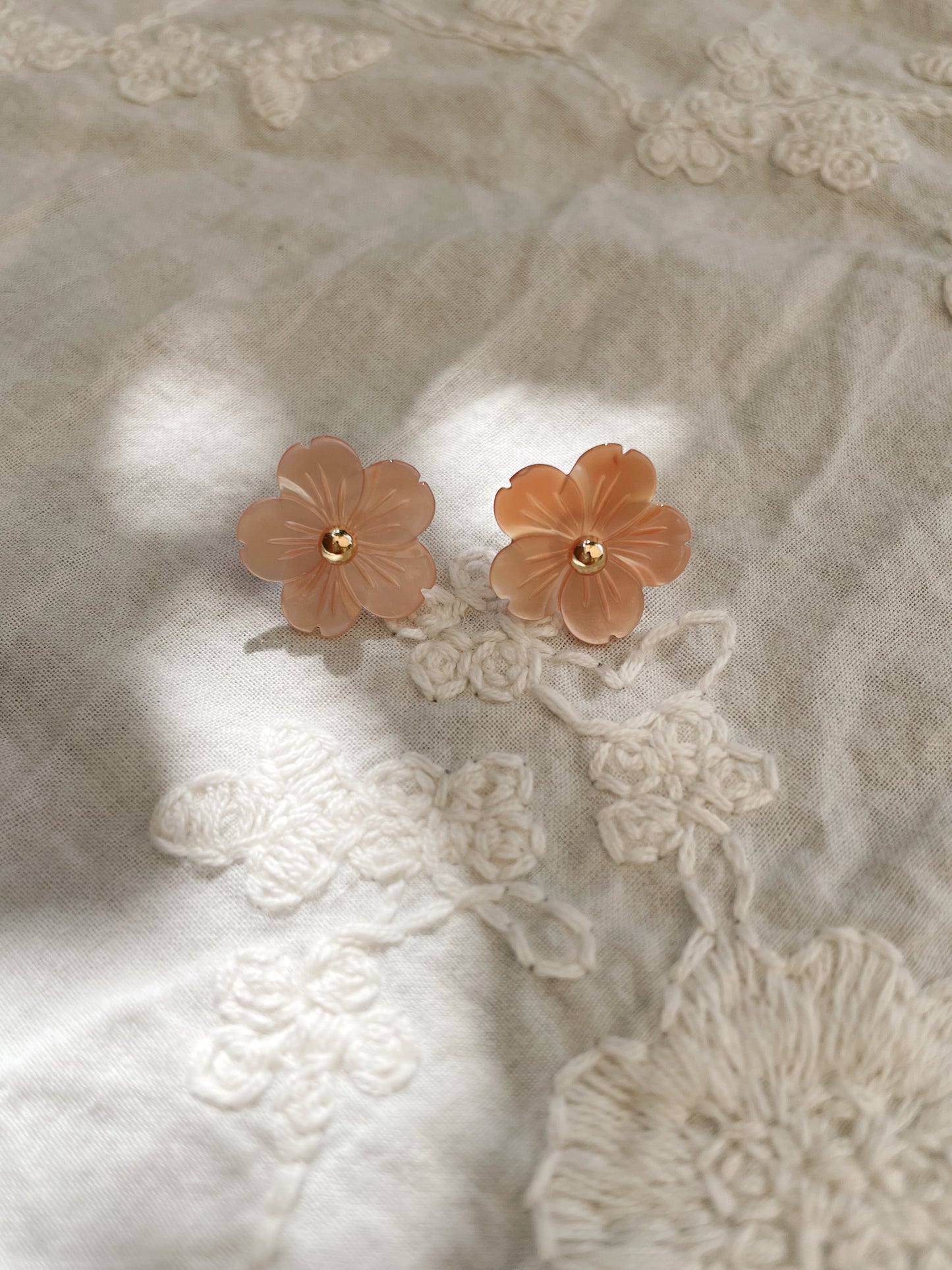 Koraal roze parelmoeren bloemen oorstekers 1,5 cm, gold filled