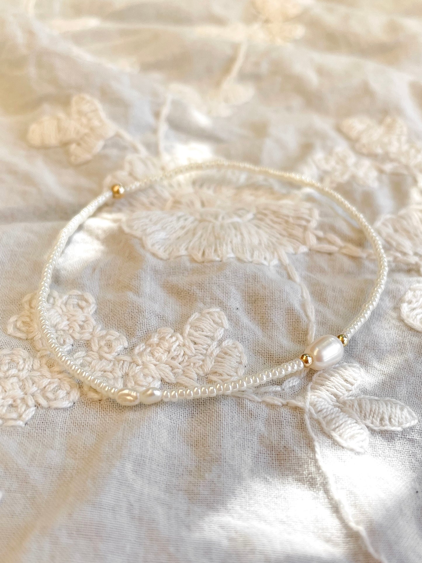 Xavoia Miyuki wit met parel stretch armband