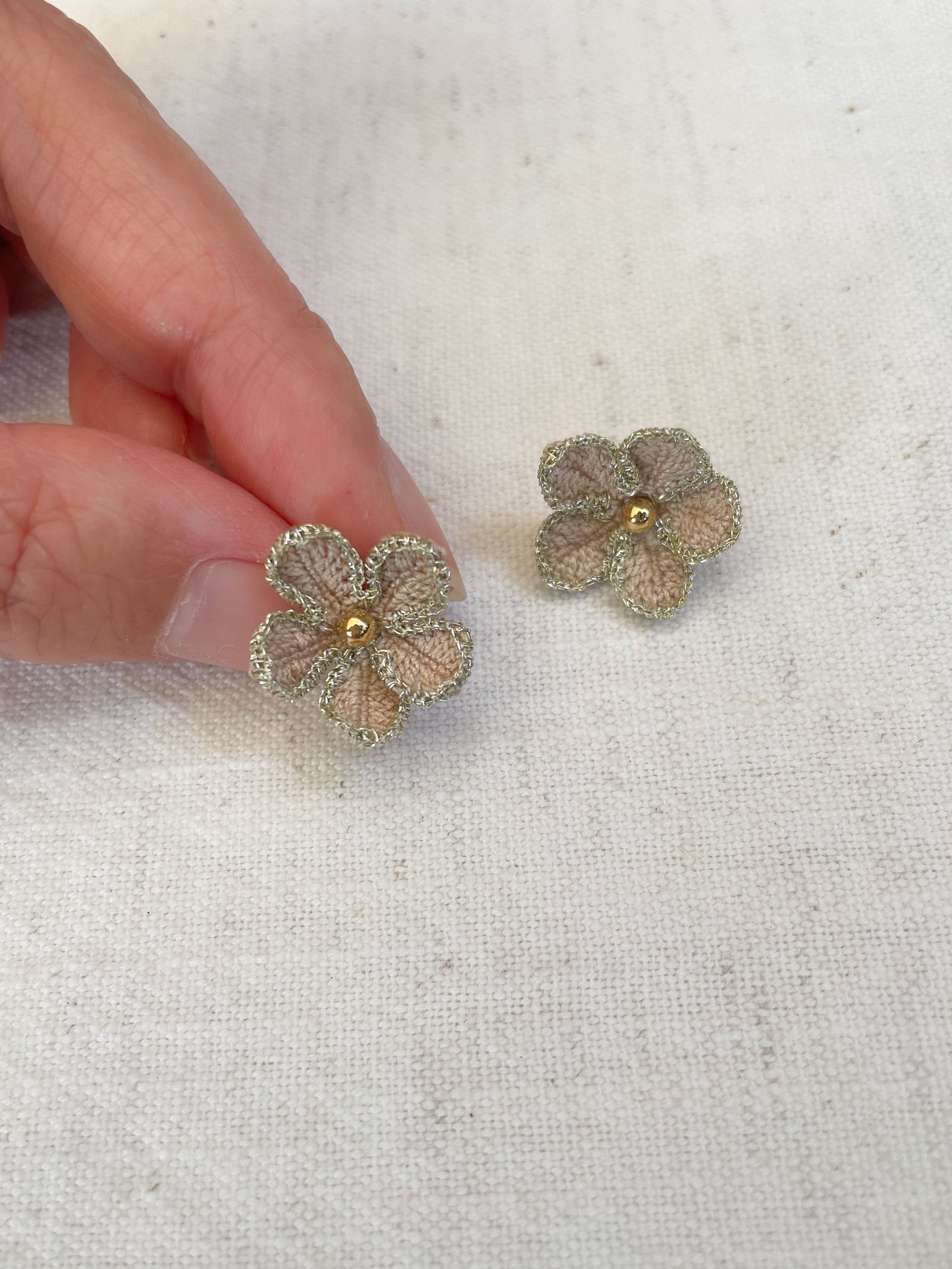 Avielle micro gehaakte bloemen oorstekers