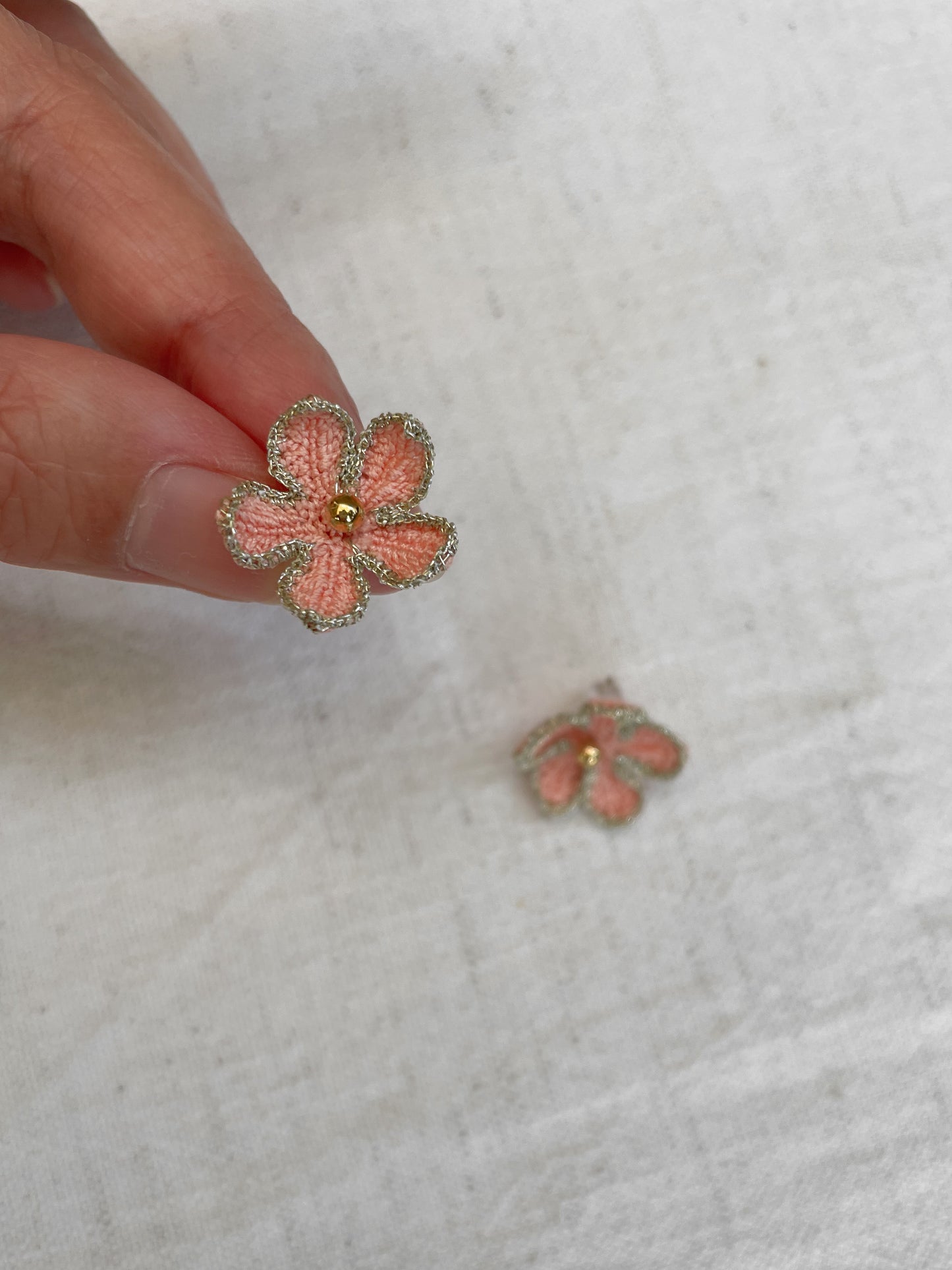 Avielle micro gehaakte bloemen oorstekers