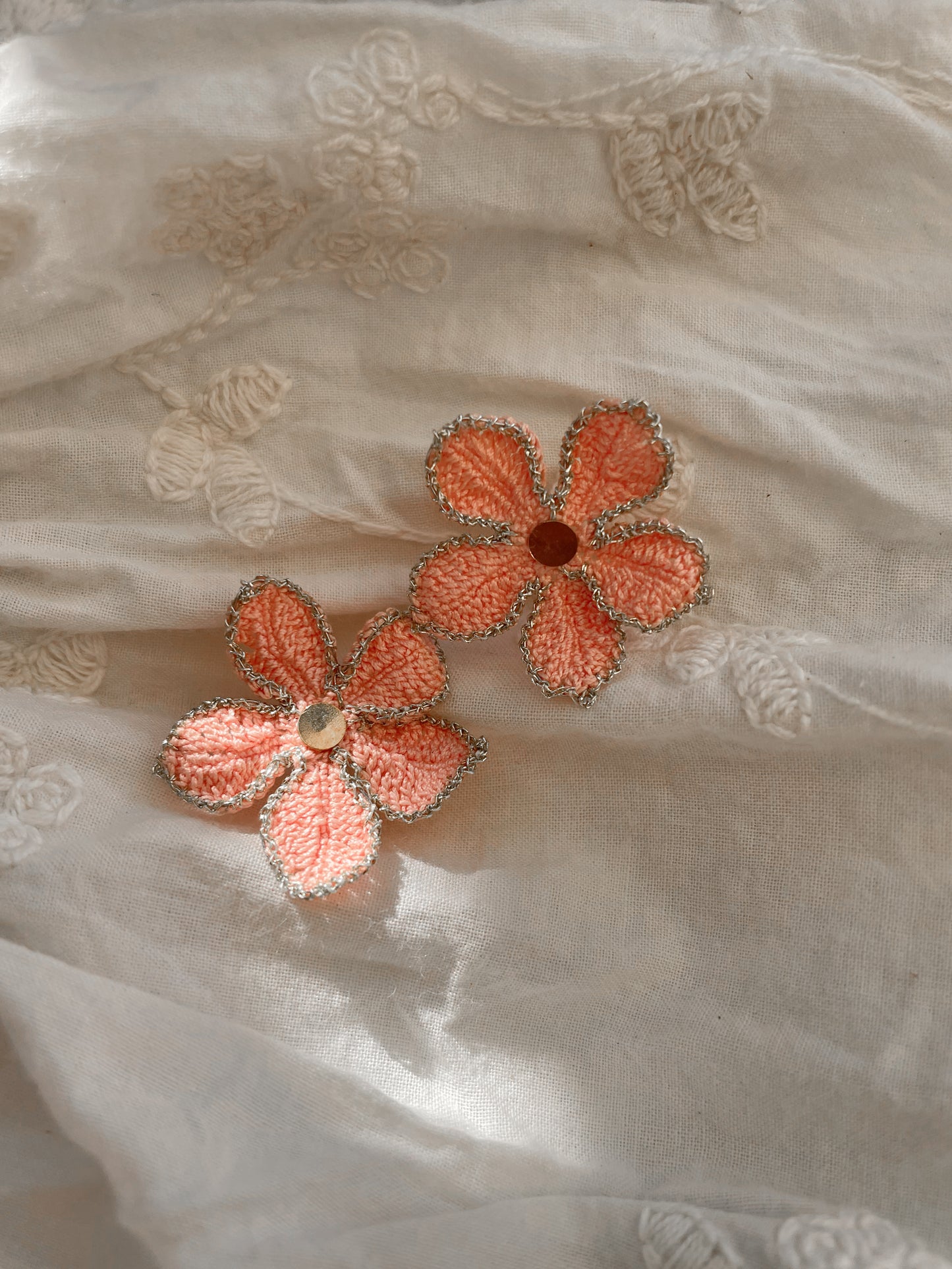 Rochelle gehaakte bloemen oorstekers