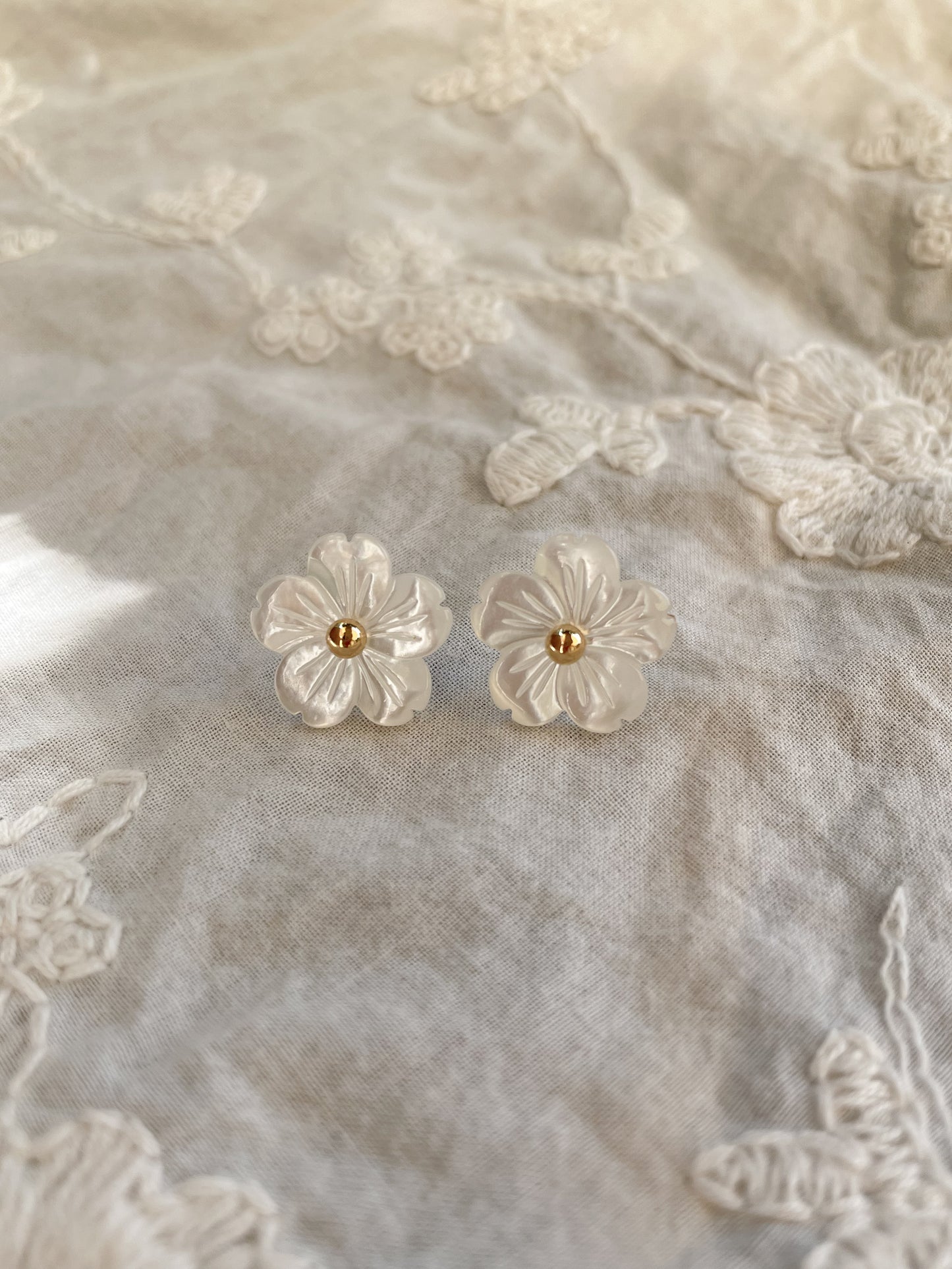 Witte parelmoeren bloemen oorstekers vijf blaadjes 1,5 cm, golf filled