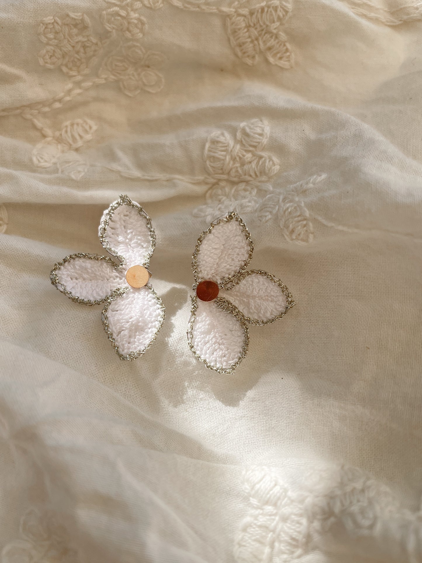 Witte micro gehaakte halve bloemen oorstekers ongeveer 3-4 cm, gouden gehaakte randje, gold filled