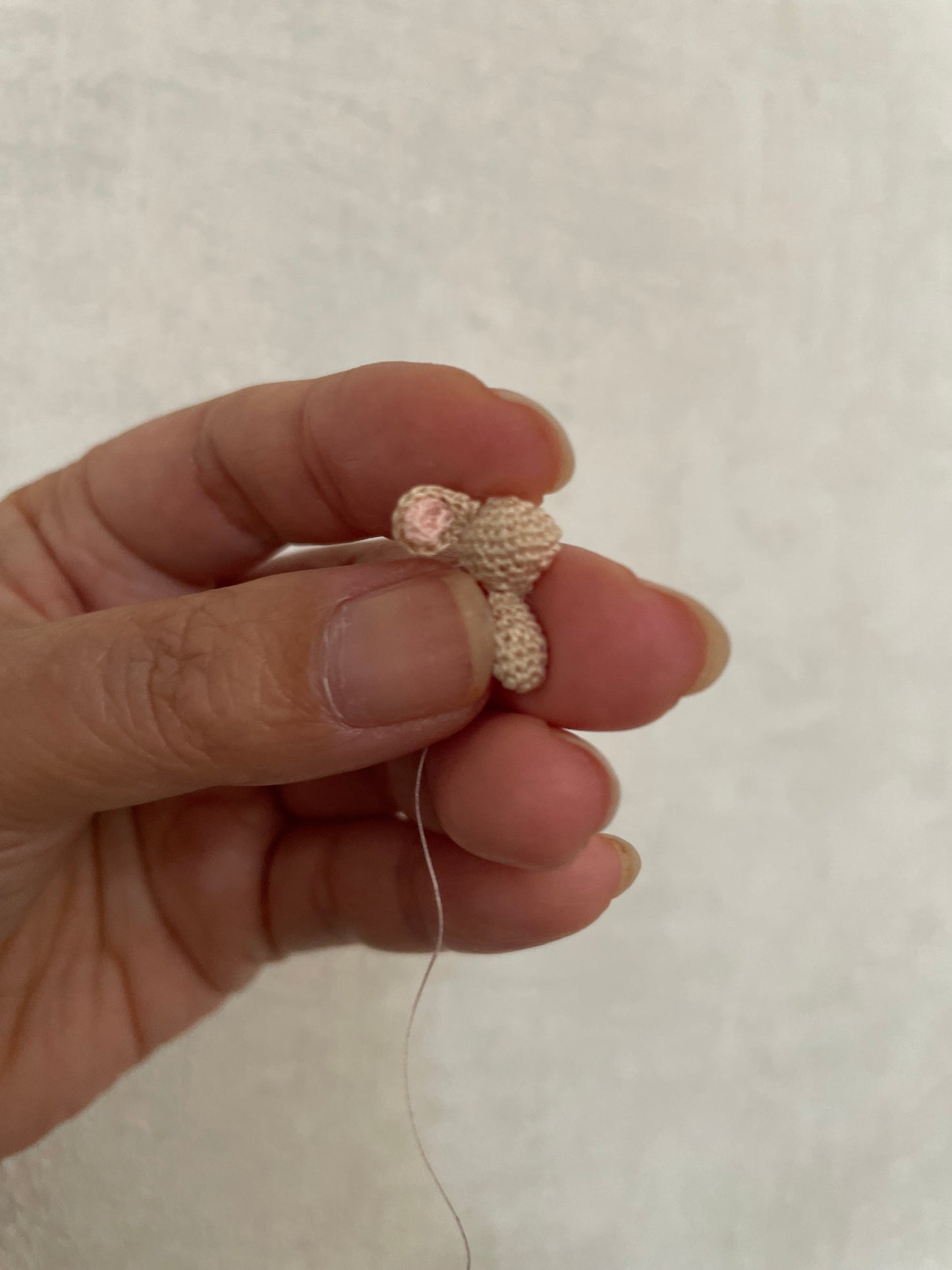 Micro gehaakte muis proces met 1 oor zonder pootjes.