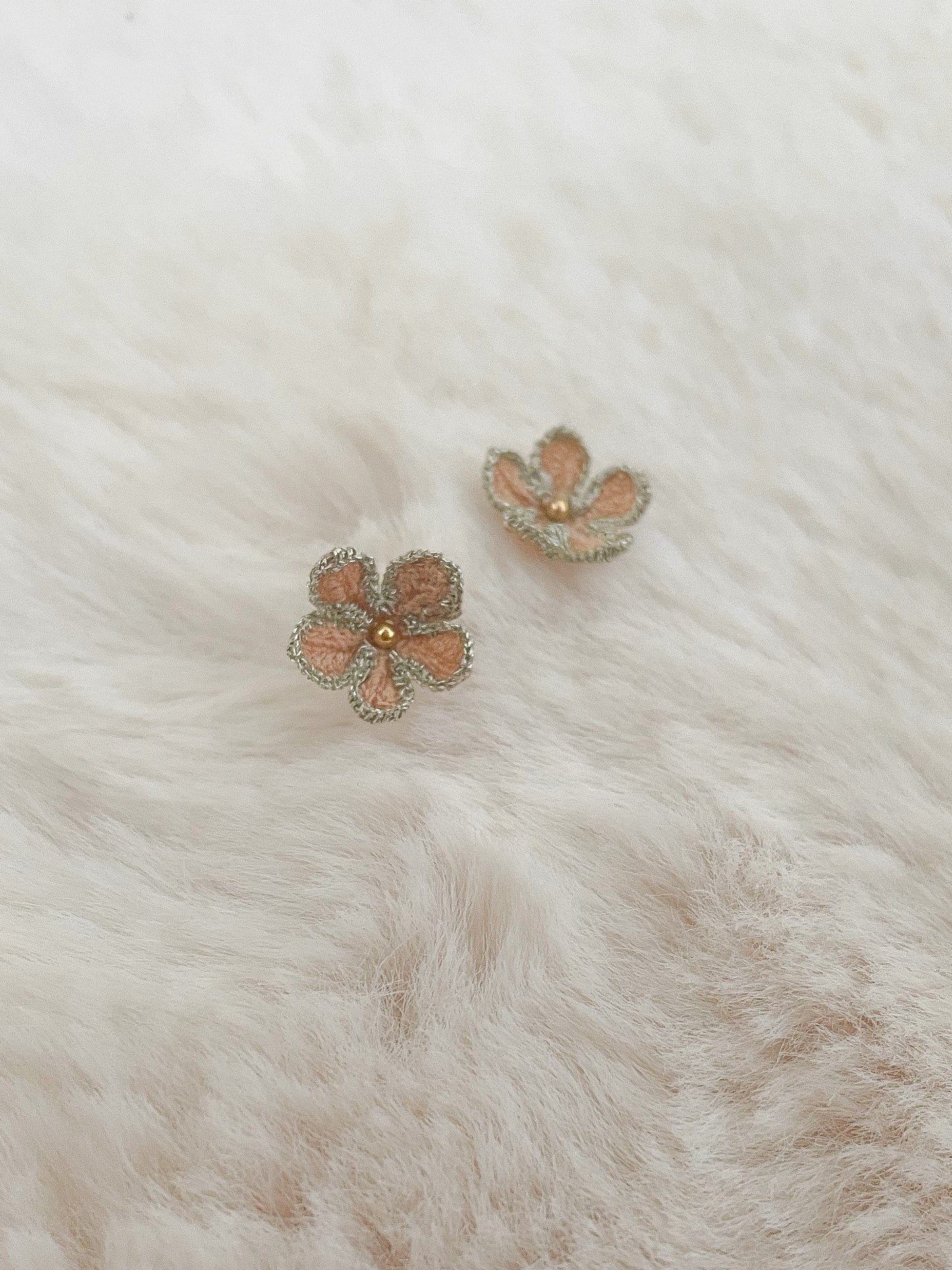 Ariëlle micro gehaakte bloemen oorstekers