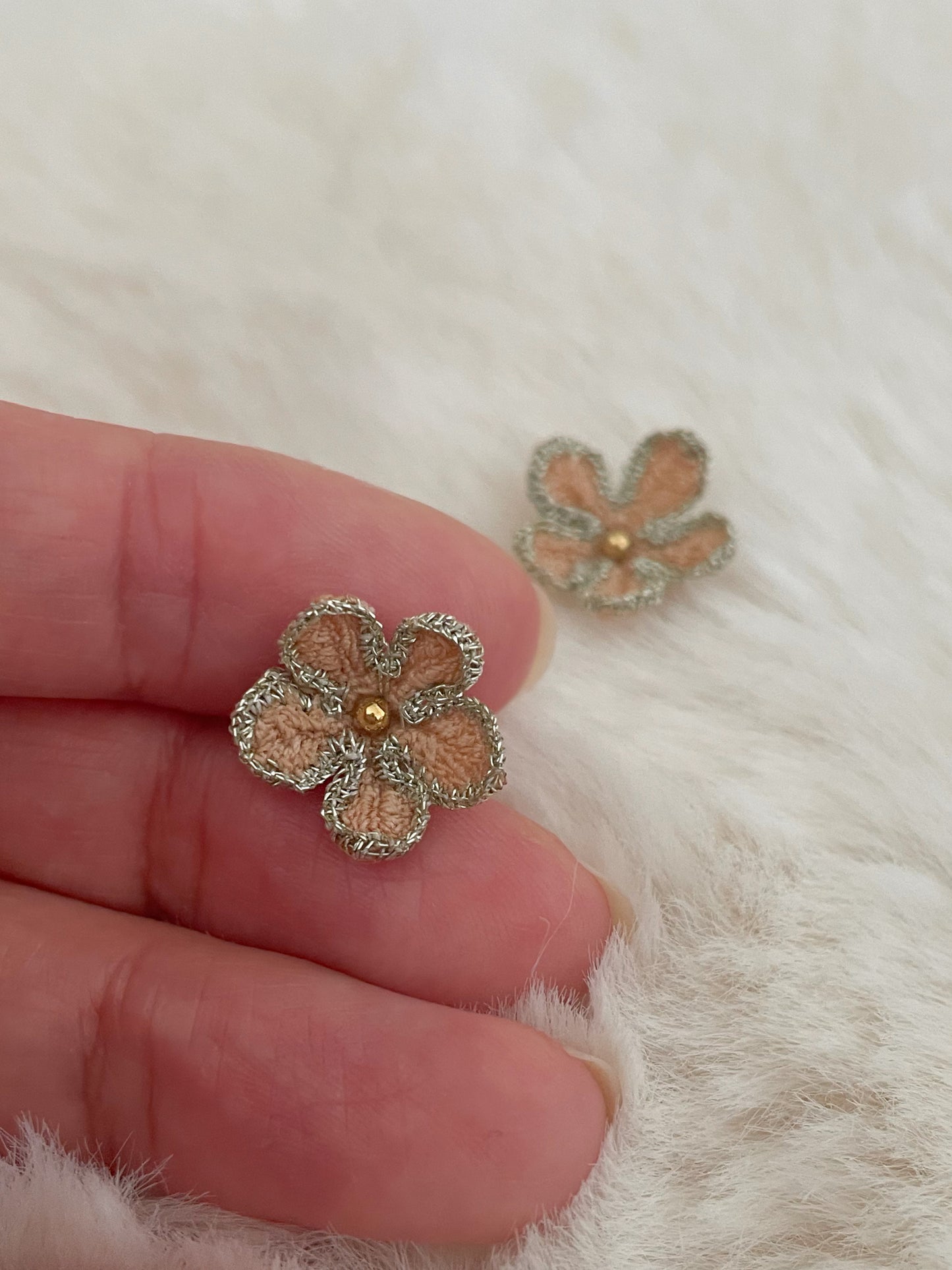 Ariëlle micro gehaakte bloemen oorstekers