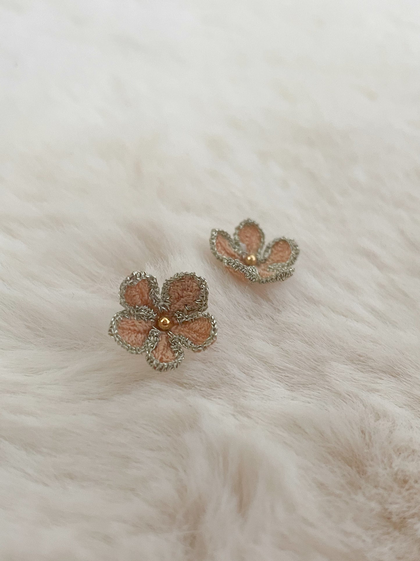 Ariëlle micro gehaakte bloemen oorstekers