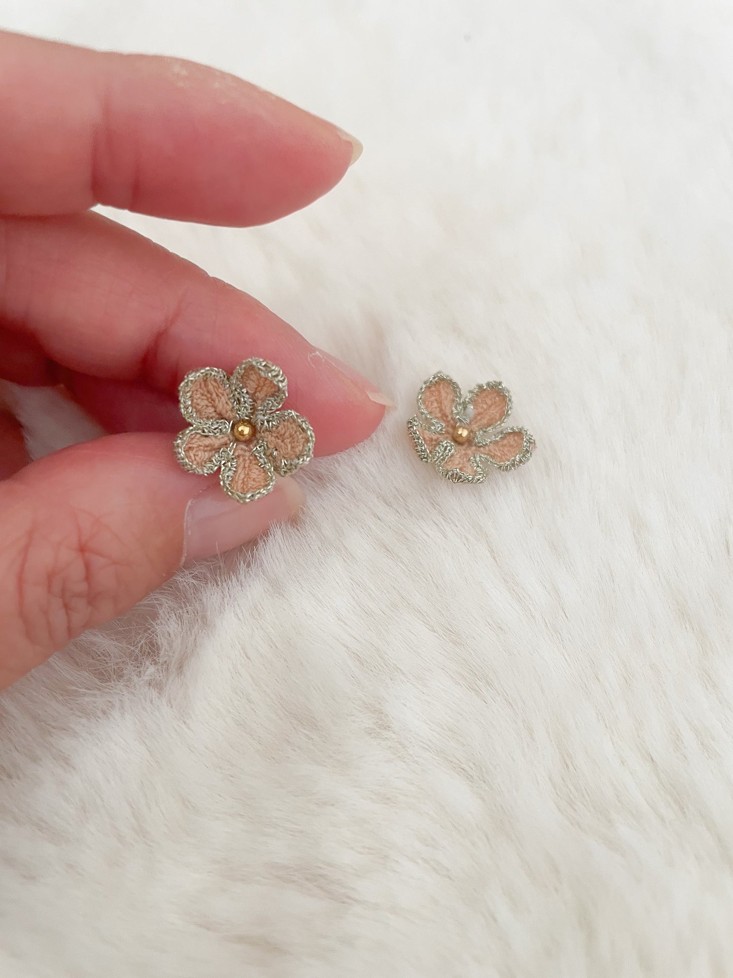 Ariëlle micro gehaakte bloemen oorstekers