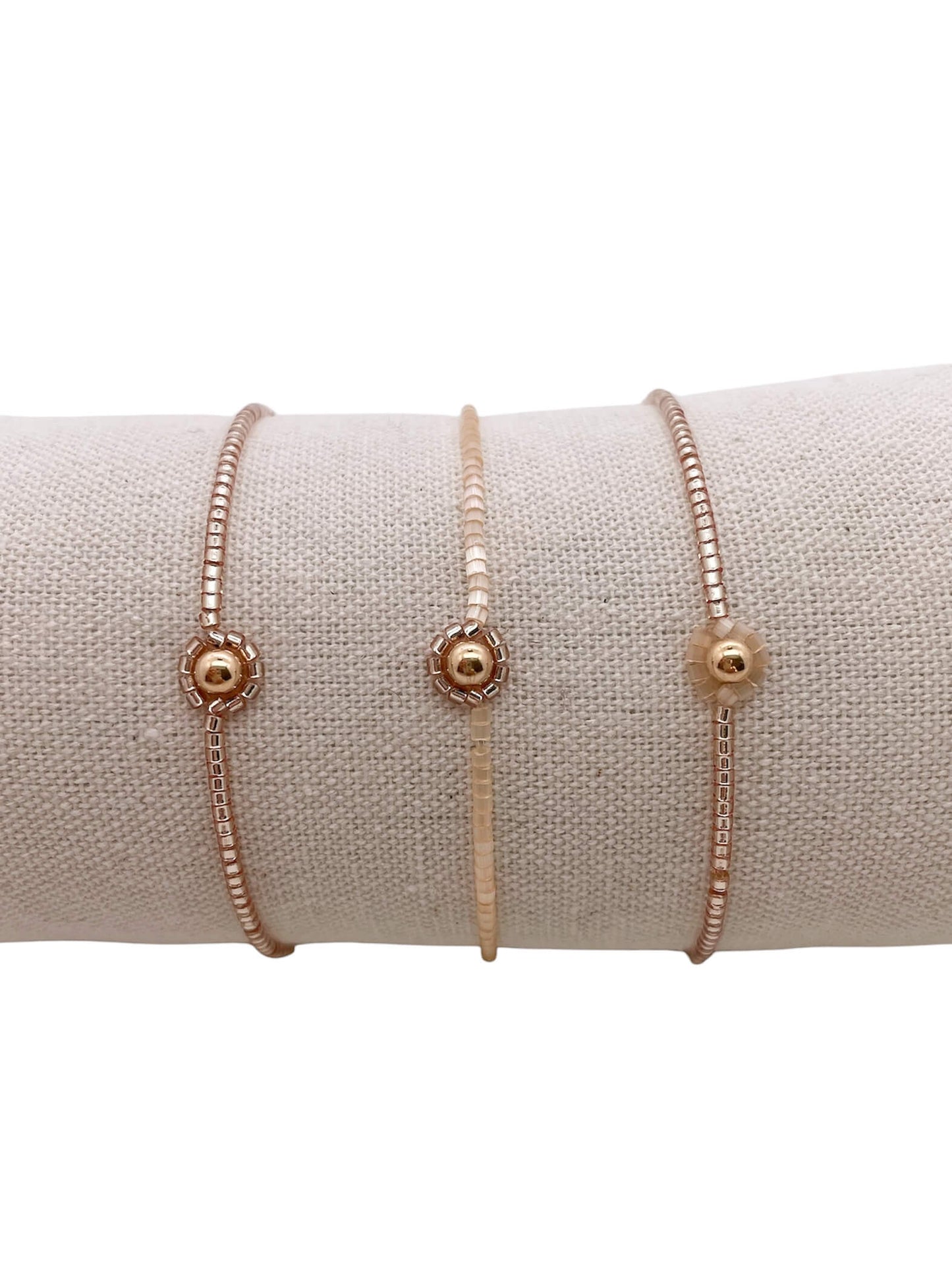 Stretch armbandjes in verschillende opties, beige satin bandje taupe glans bloem/zonnetje of taupe glans bandje met beige satin bloem/ zonnetje