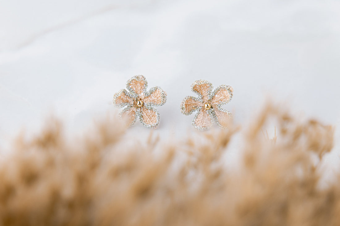 Ariëlle oorstekers, micro gehaakt, donkerbeige gouden randje, gold filled oorstekers 