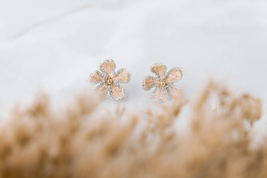 Ariëlle oorstekers, micro gehaakt, donkerbeige gouden randje, gold filled oorstekers 