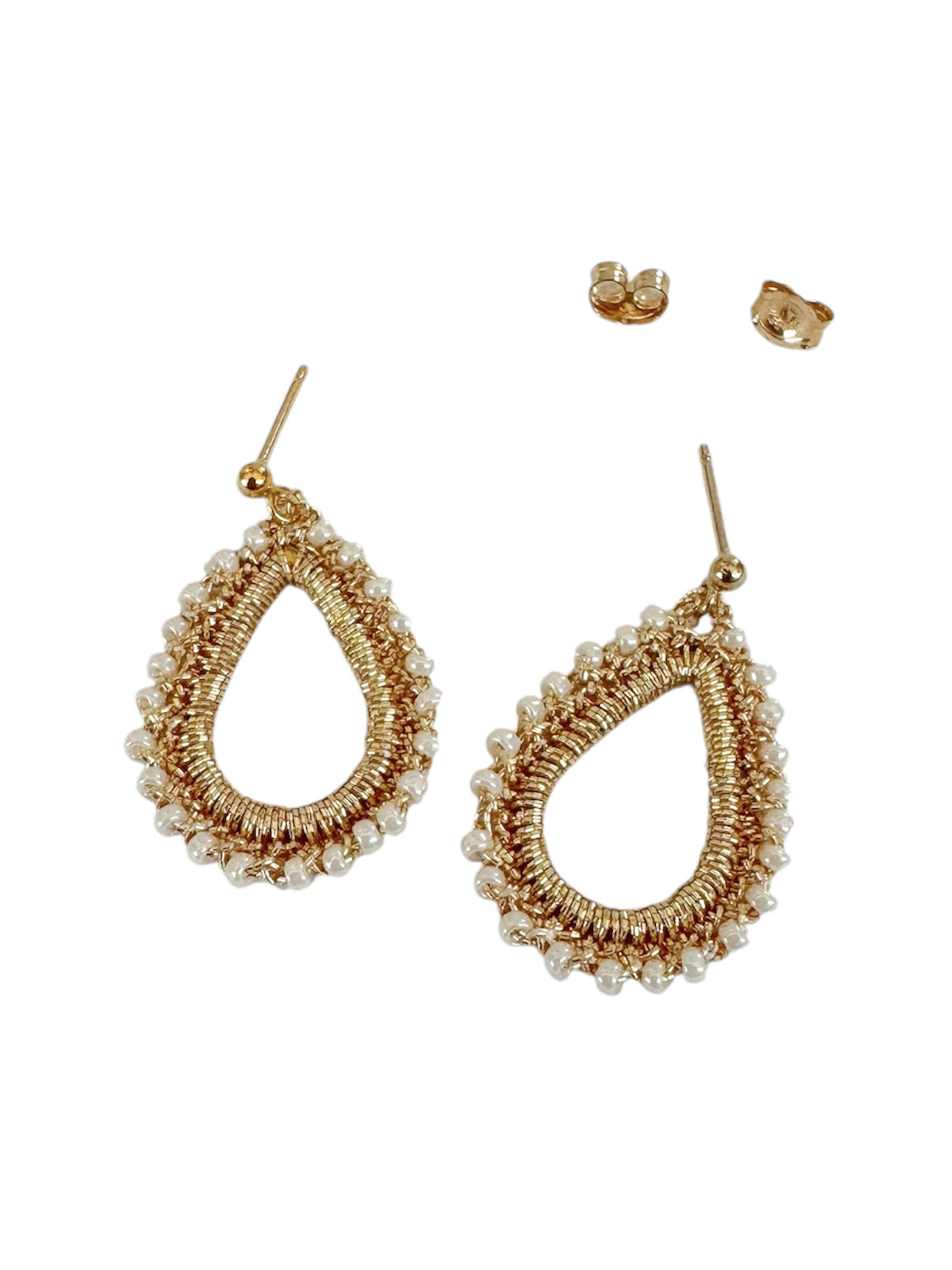 Vrijstaande foto Ferly; handgemaakt, ivoor witte glaskraaltjes 1 mm, gold filled oorsteker, rvs druppel 