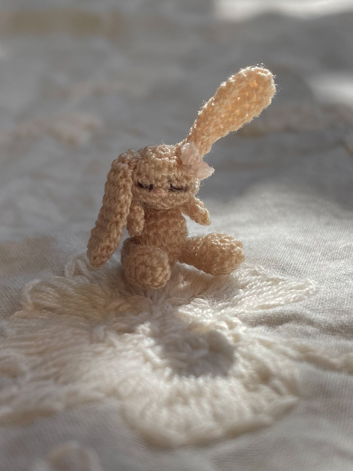 Philou micro gehaakte amigurumi met strikje