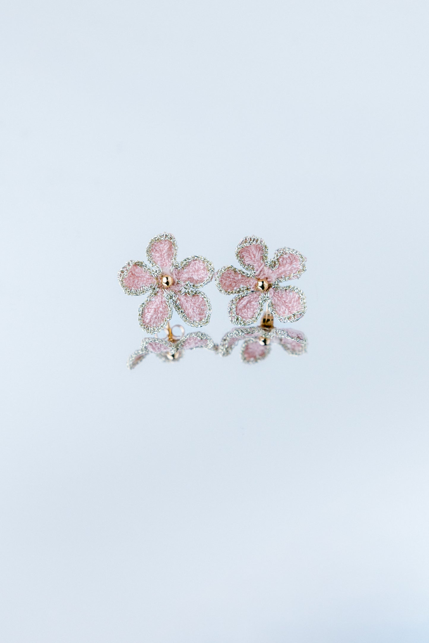 Ariëlle micro gehaakte bloemen oorstekers, vijf blaadjes, handgemaakt, lilarose met gouden randje, gold filled