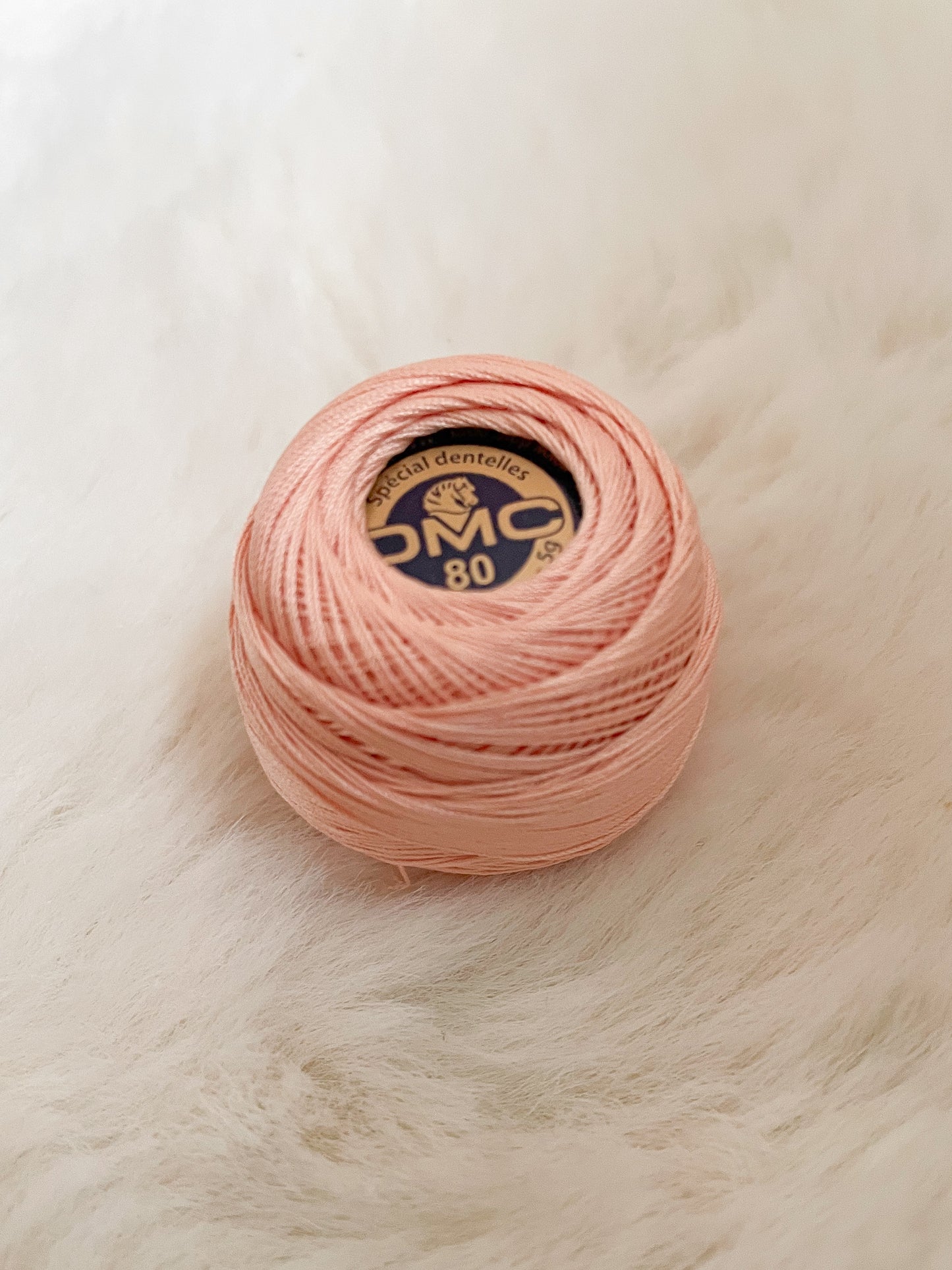 DMC 80 katoenen dentelles garen met sfeervol achtergrond, kleur zalmrose 