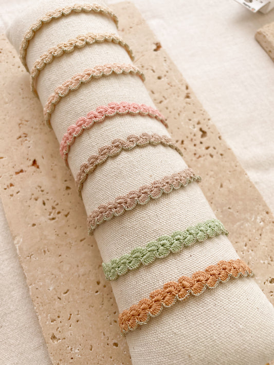 Gehaakte lint armbandjes in vele kleuren katoenen DMC 80 garen met gouden randje van metallic naaigaren