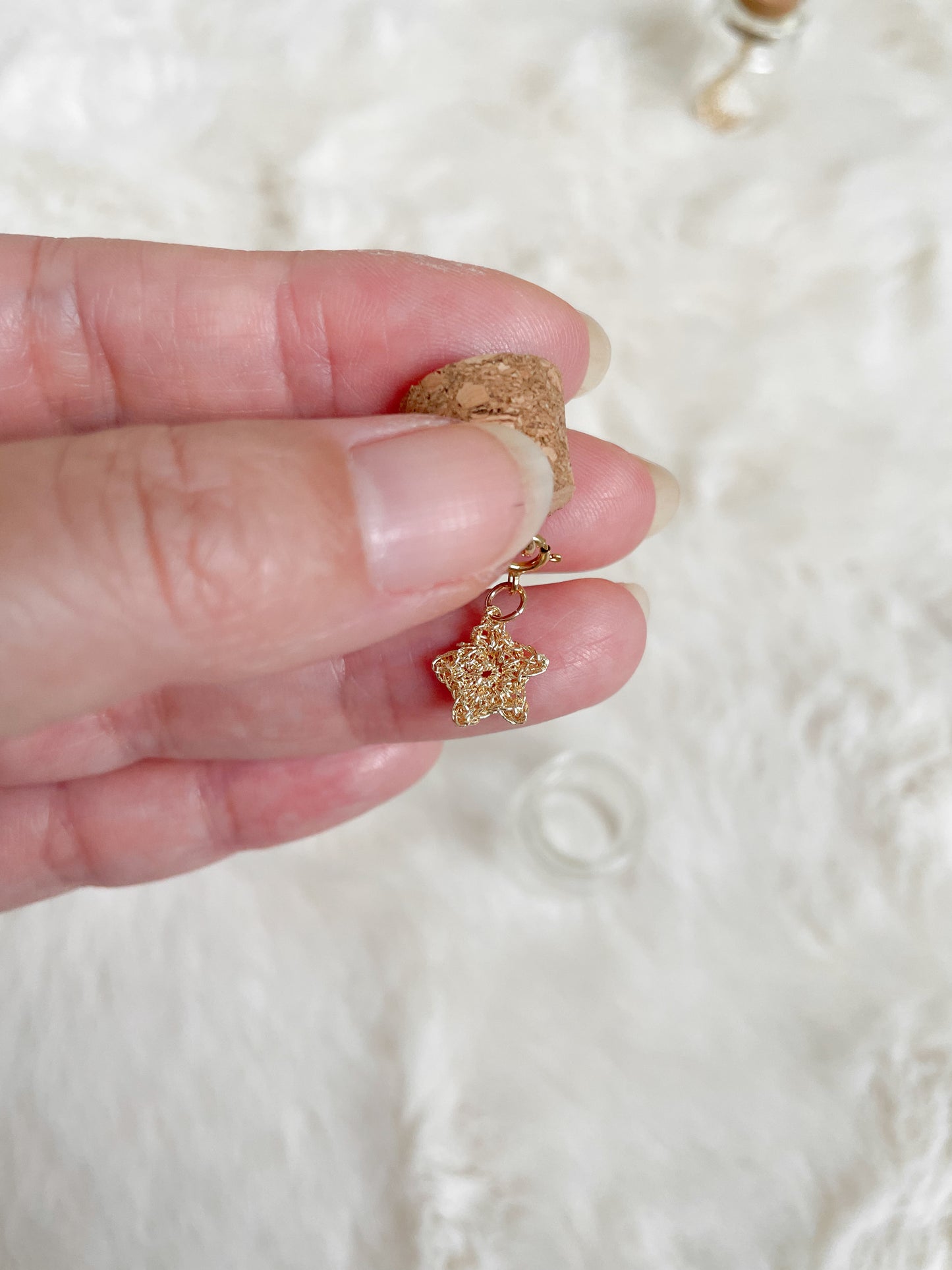 Losse bedel gehaakt ster, metallic gouden garen- gold filled slotje 