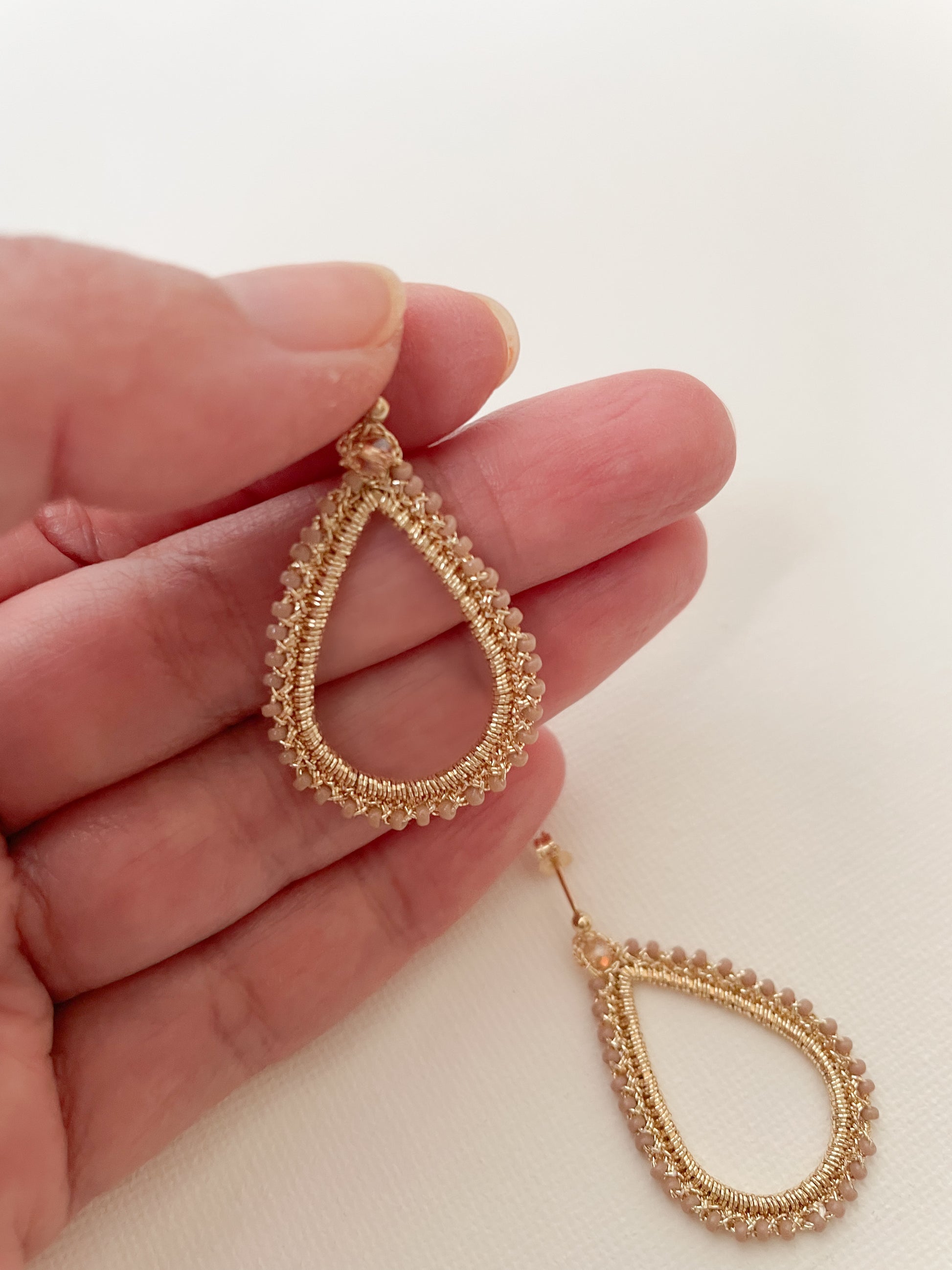 Jolie oorstekers op hand, grootte inschatting, druppelvorm, gehaakt, gold filled 