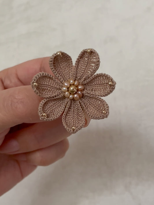 Gehaakte bloem broche met parel