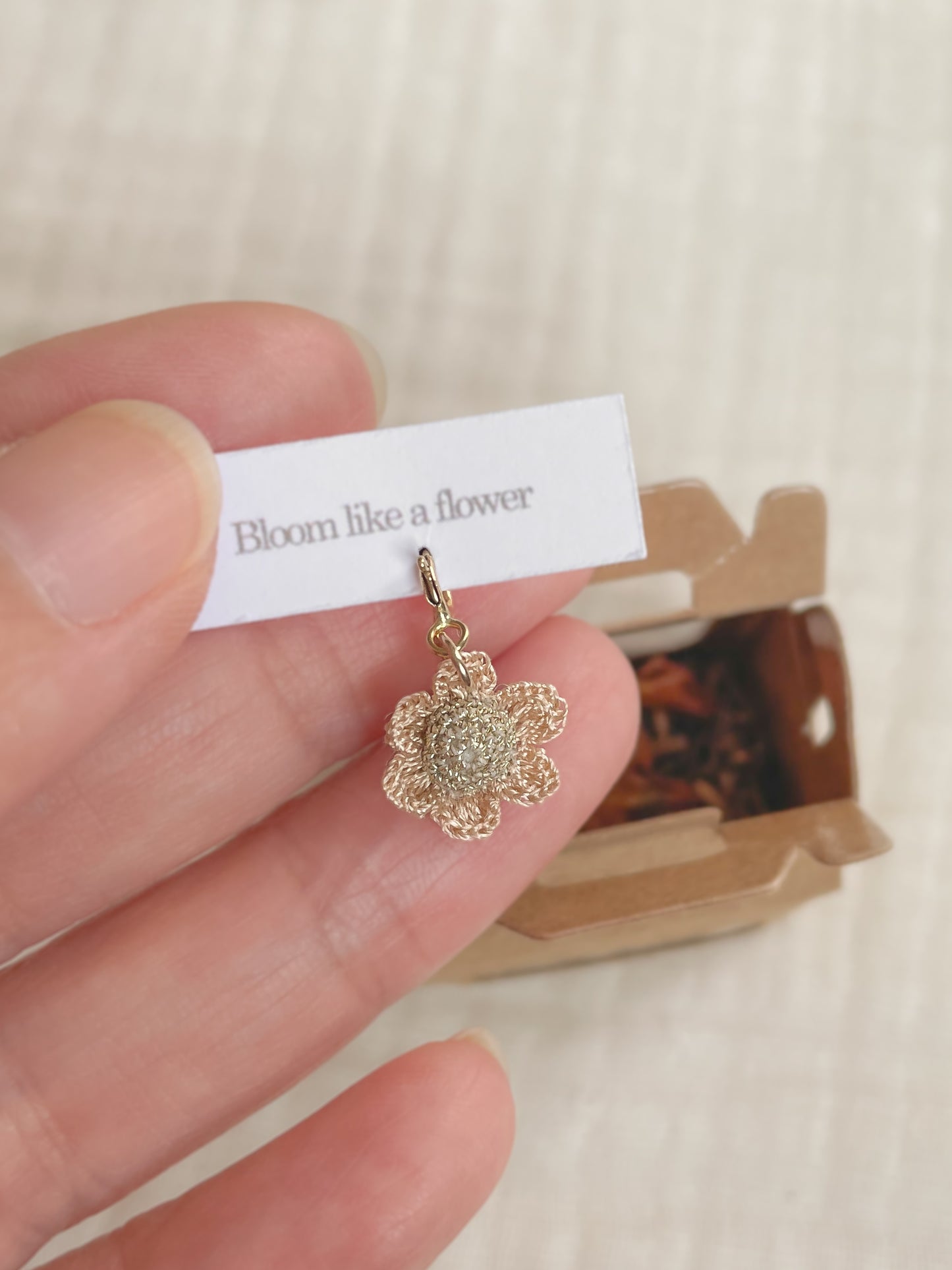 Magical mini Gift Box gehaakte bloem bedel