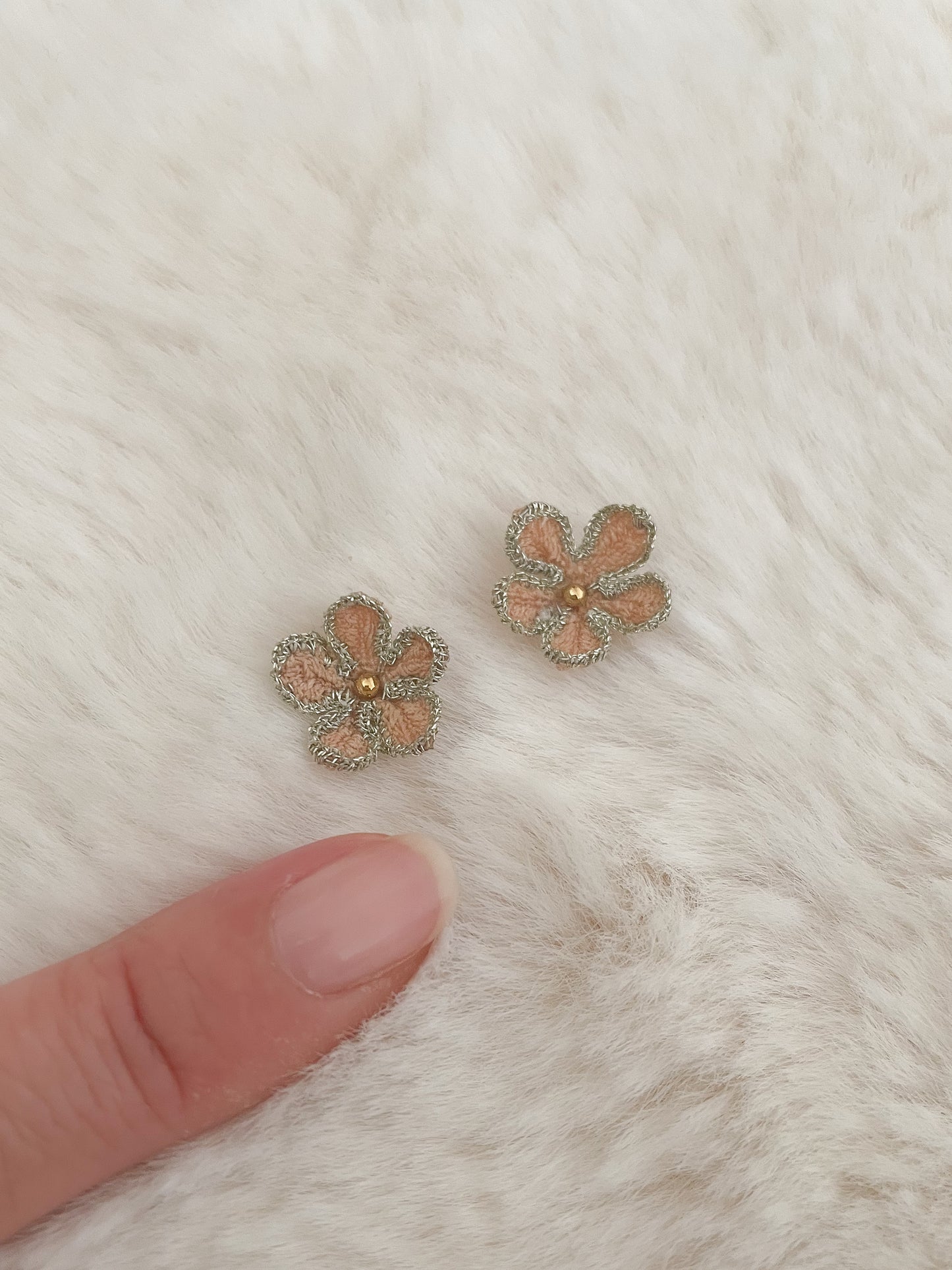 Ariëlle micro gehaakte bloemen oorstekers