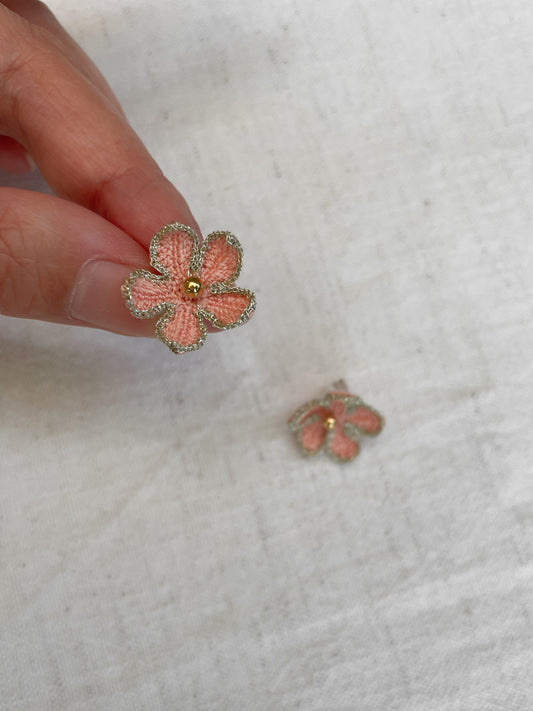 Avielle micro gehaakte bloemen oorstekers