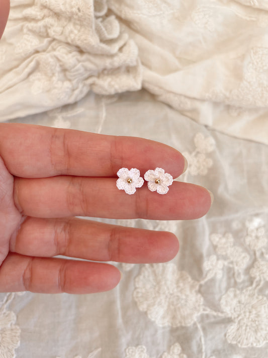 Faëla micro gehaakte bloemen oorstekers wit