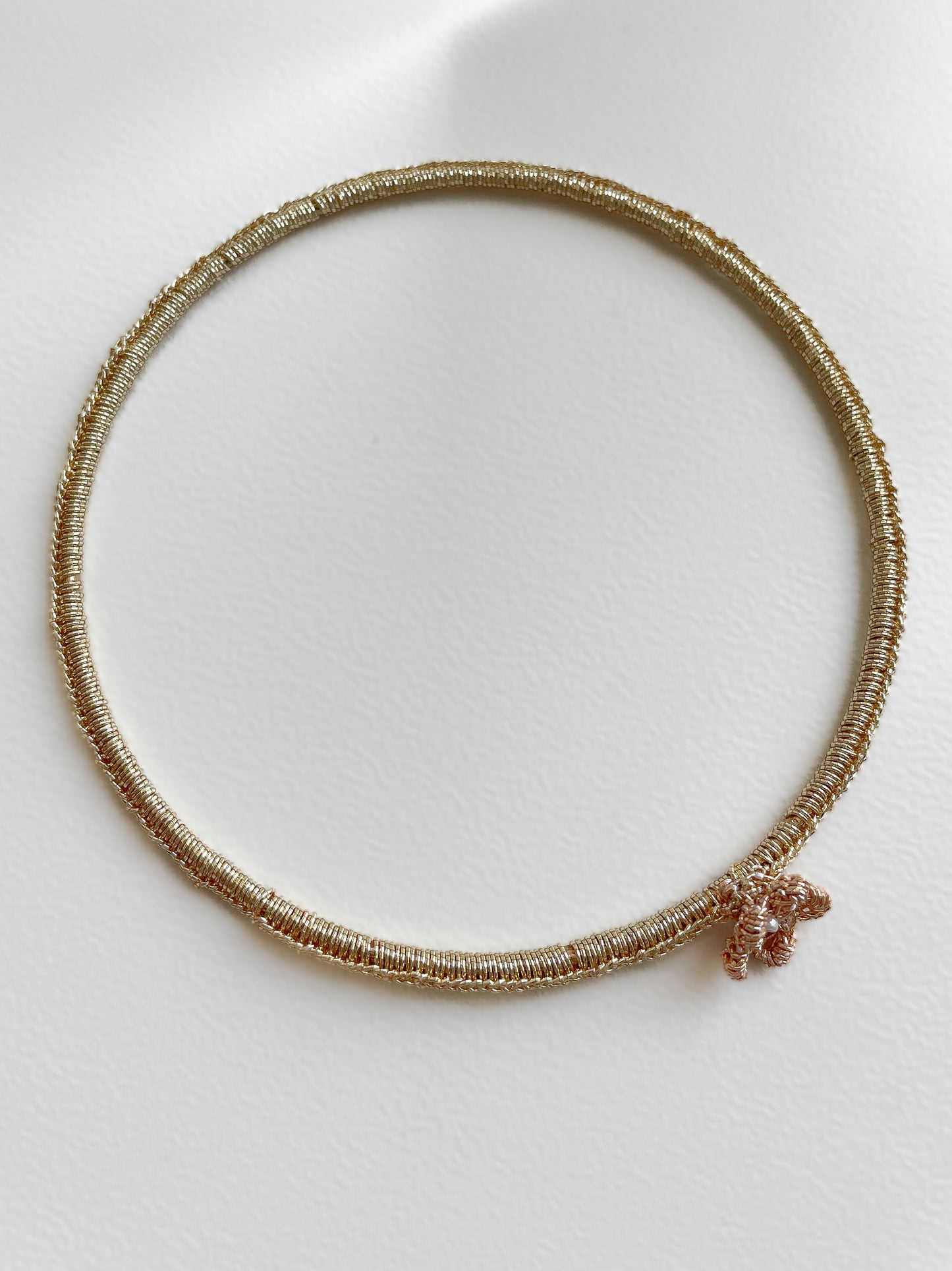 Cassidy gehaakte bangle goud