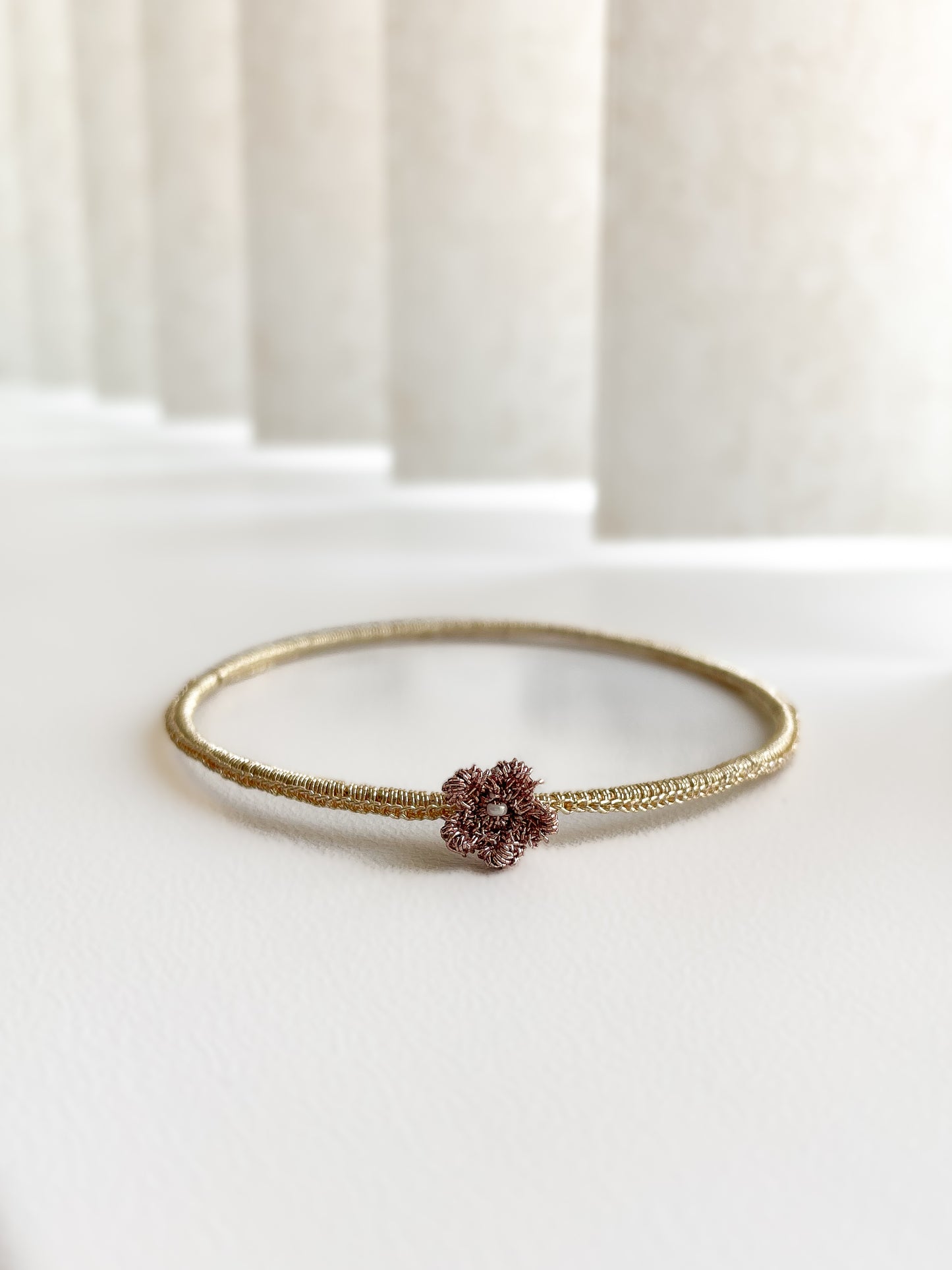 Cassidy gehaakte bangle goud