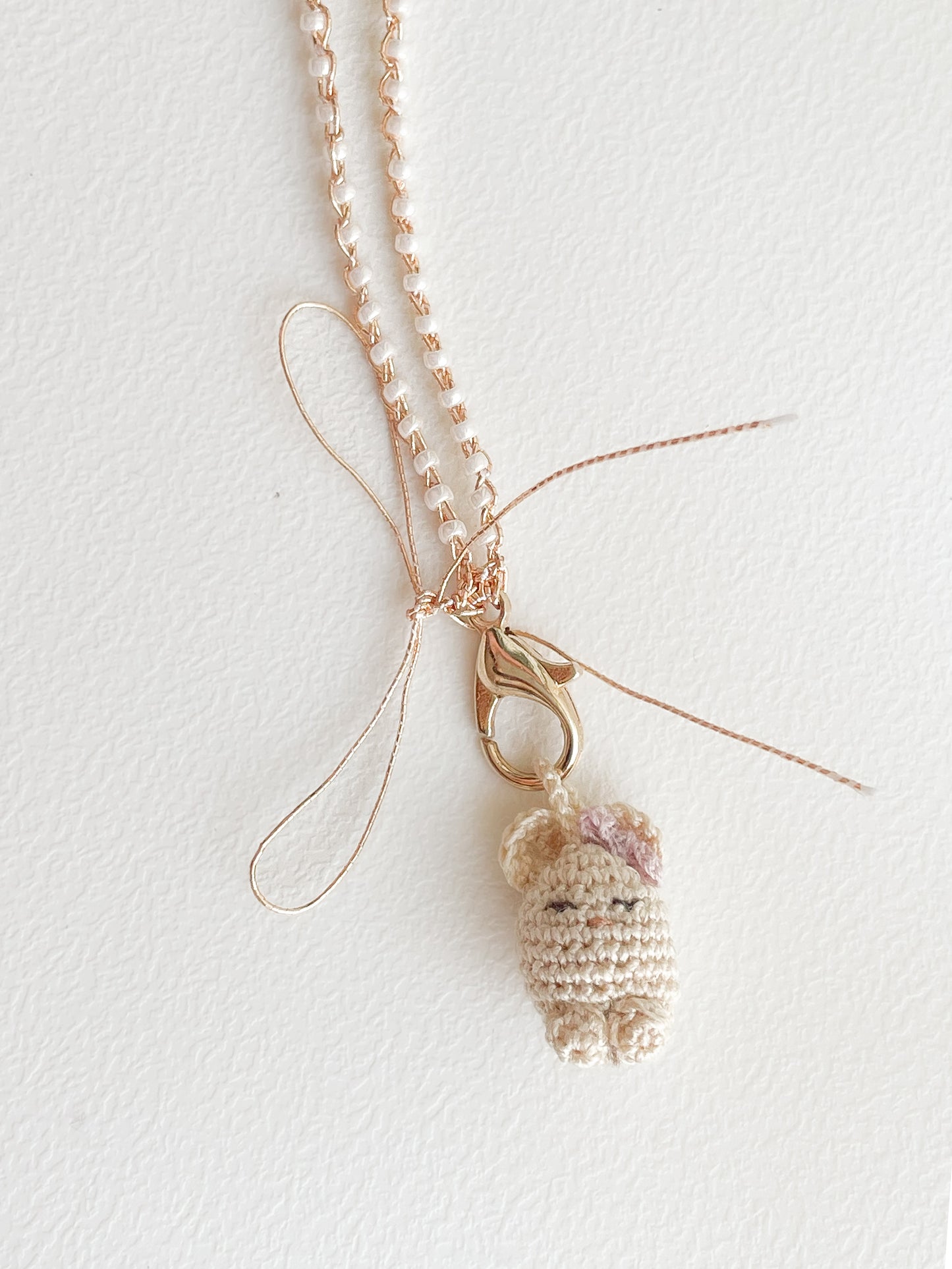Ginny bag charm beige met strikje lilarose, gehaakt, miniatuur 