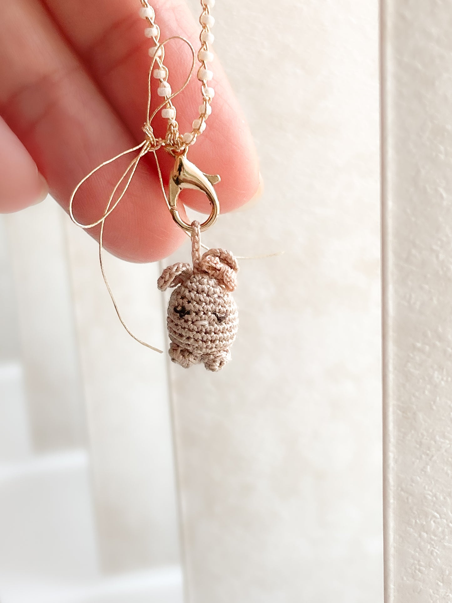 Ginny charm taupe ingezoomd. 