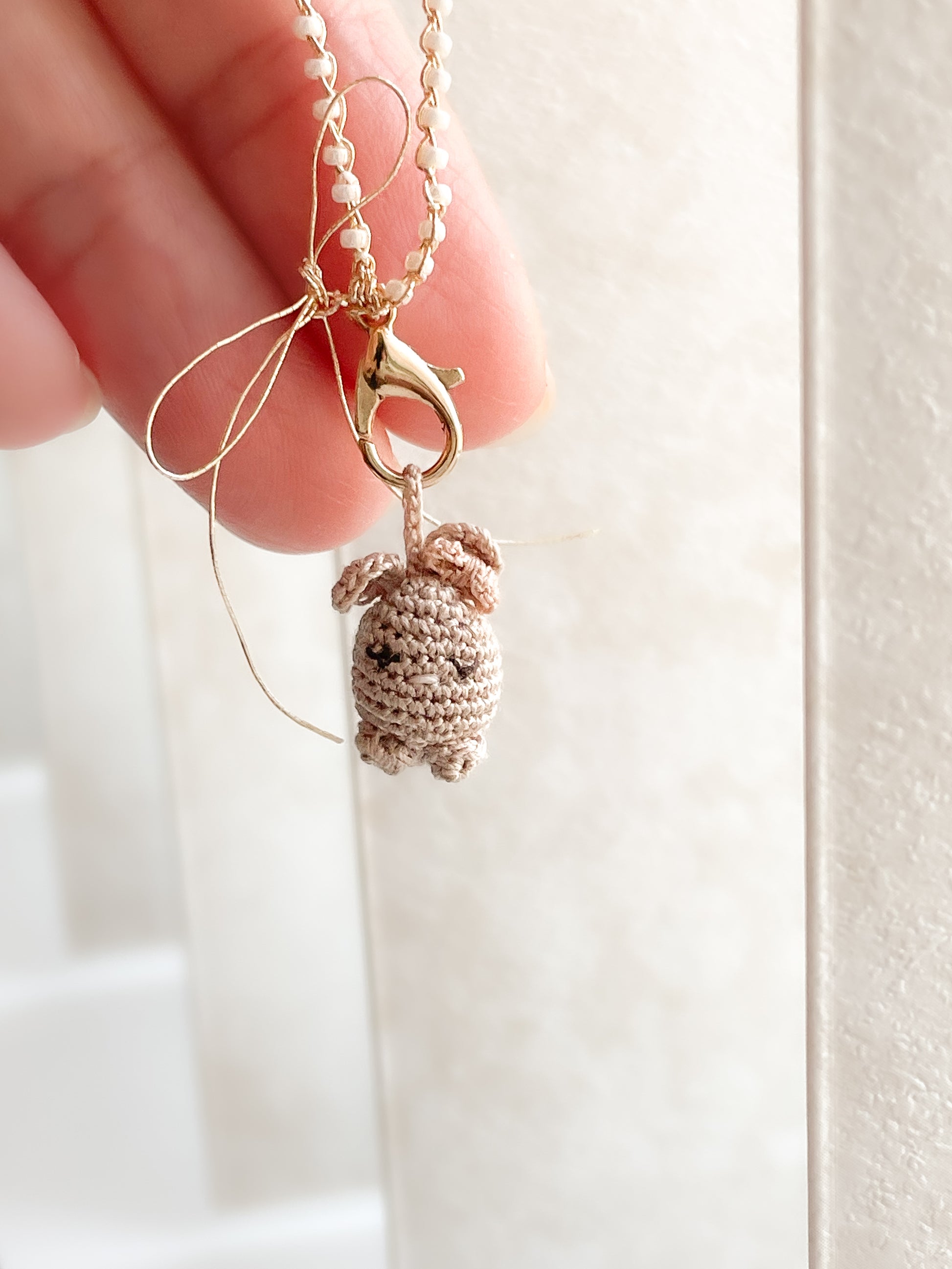 Ginny charm taupe ingezoomd. 