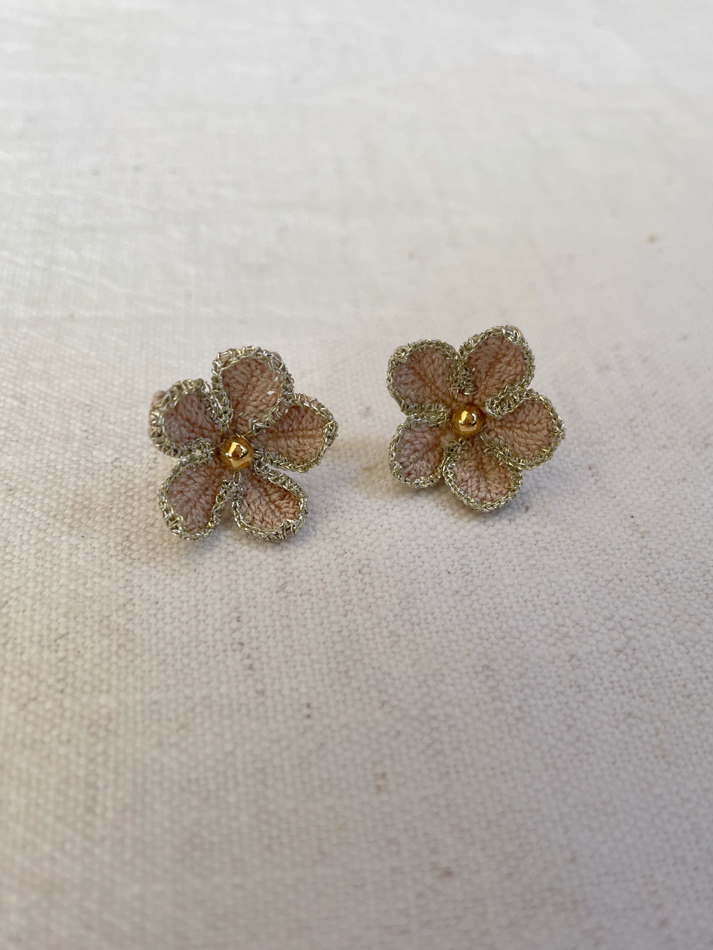 Avielle micro gehaakte bloemen oorstekers