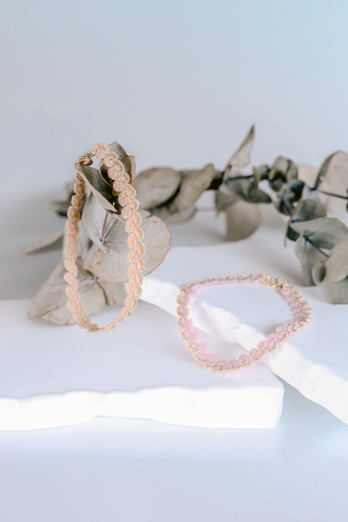 Sfeer foto Lola micro gehaakte armbandjes donkerbeige en lilarose; gehaakt met naaigaren, gold filled