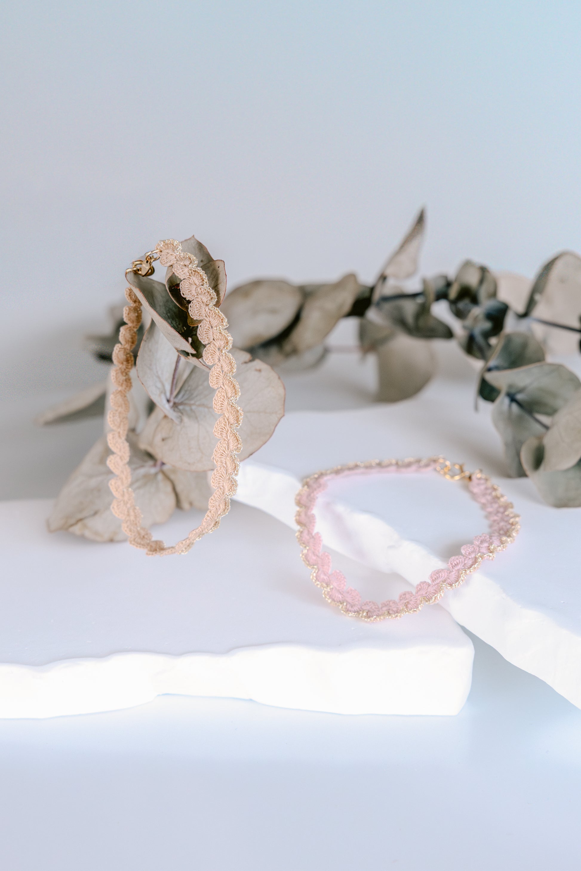 Sfeer foto Lola micro gehaakte armbandjes donkerbeige en lilarose; gehaakt met naaigaren, gold filled