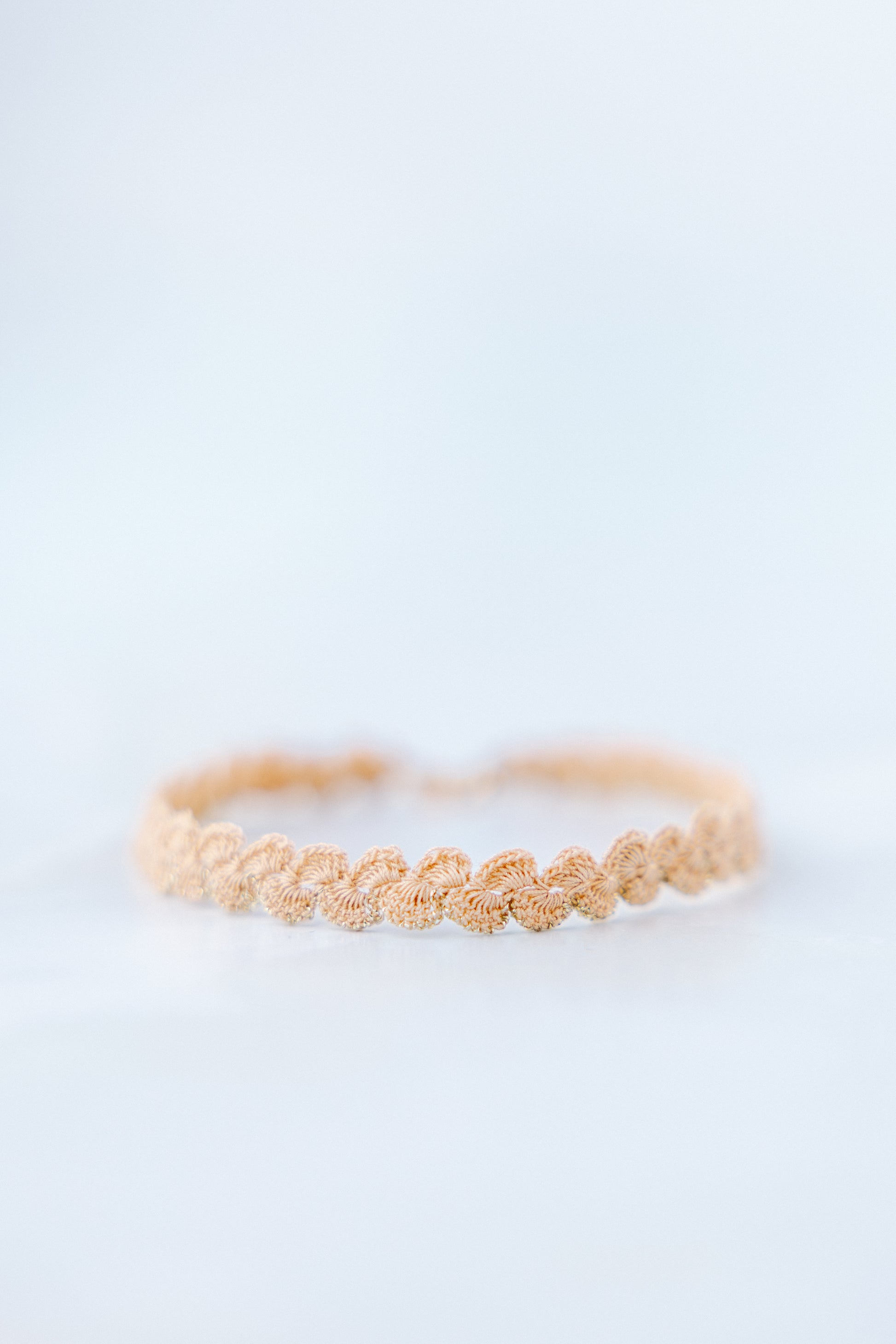 Lola micro gehaakte armband, close up, handgemaakt, haaknaald 0.4 mm, lint/kant ontwerp 