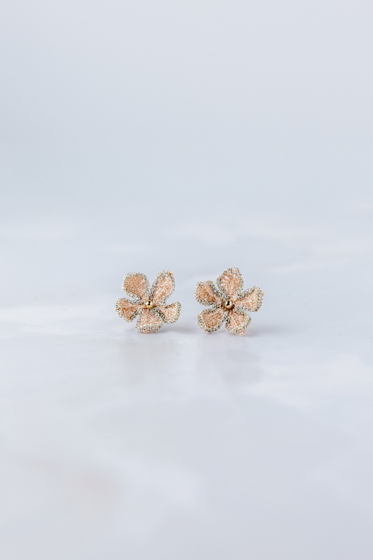 Ariëlle micro gehaakte bloemen oorsteker; ambacht, donkerbeige met gouden randje en vijf blaadjes. 