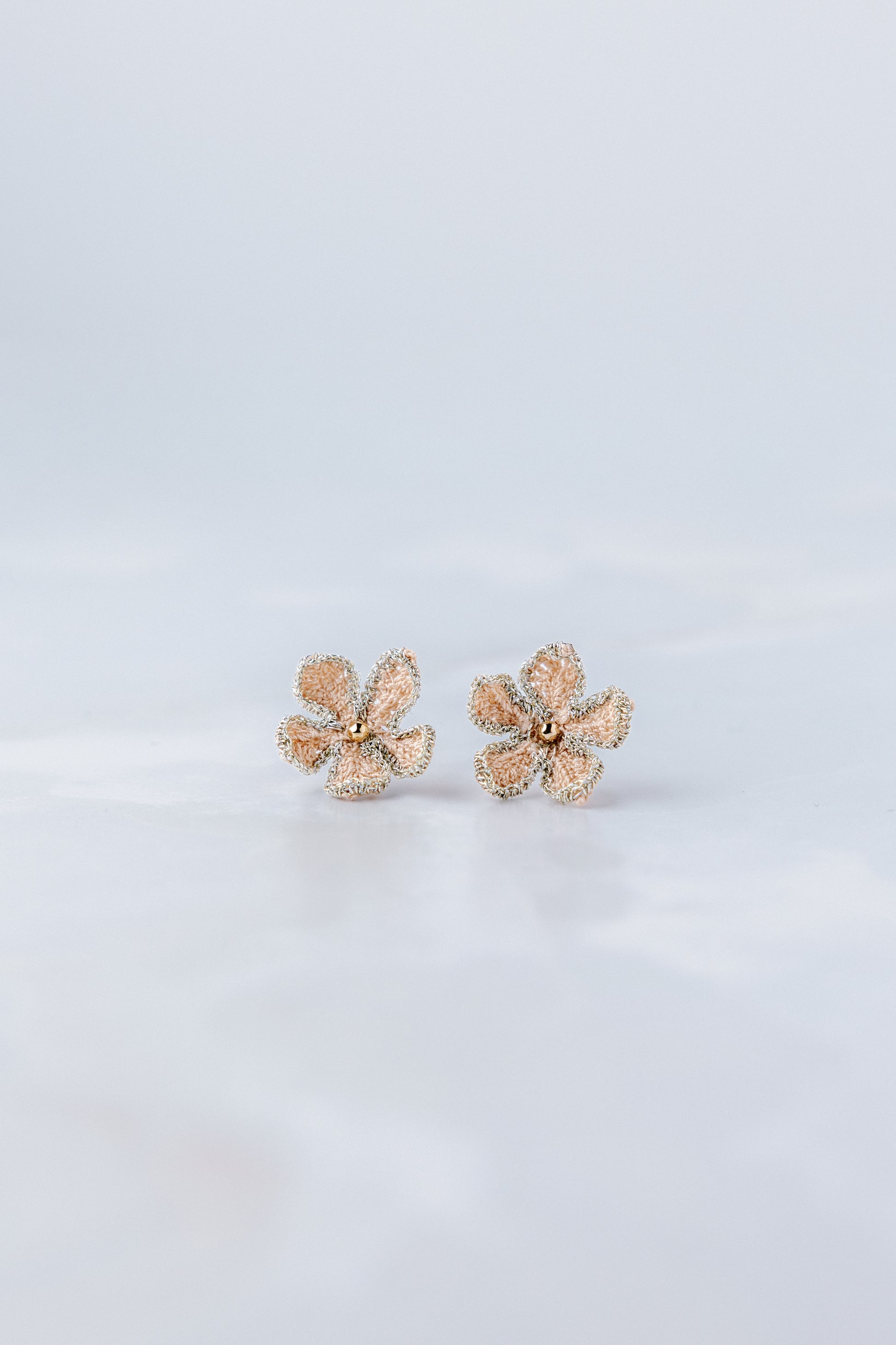 Ariëlle micro gehaakte bloemen oorsteker; ambacht, donkerbeige met gouden randje en vijf blaadjes. 