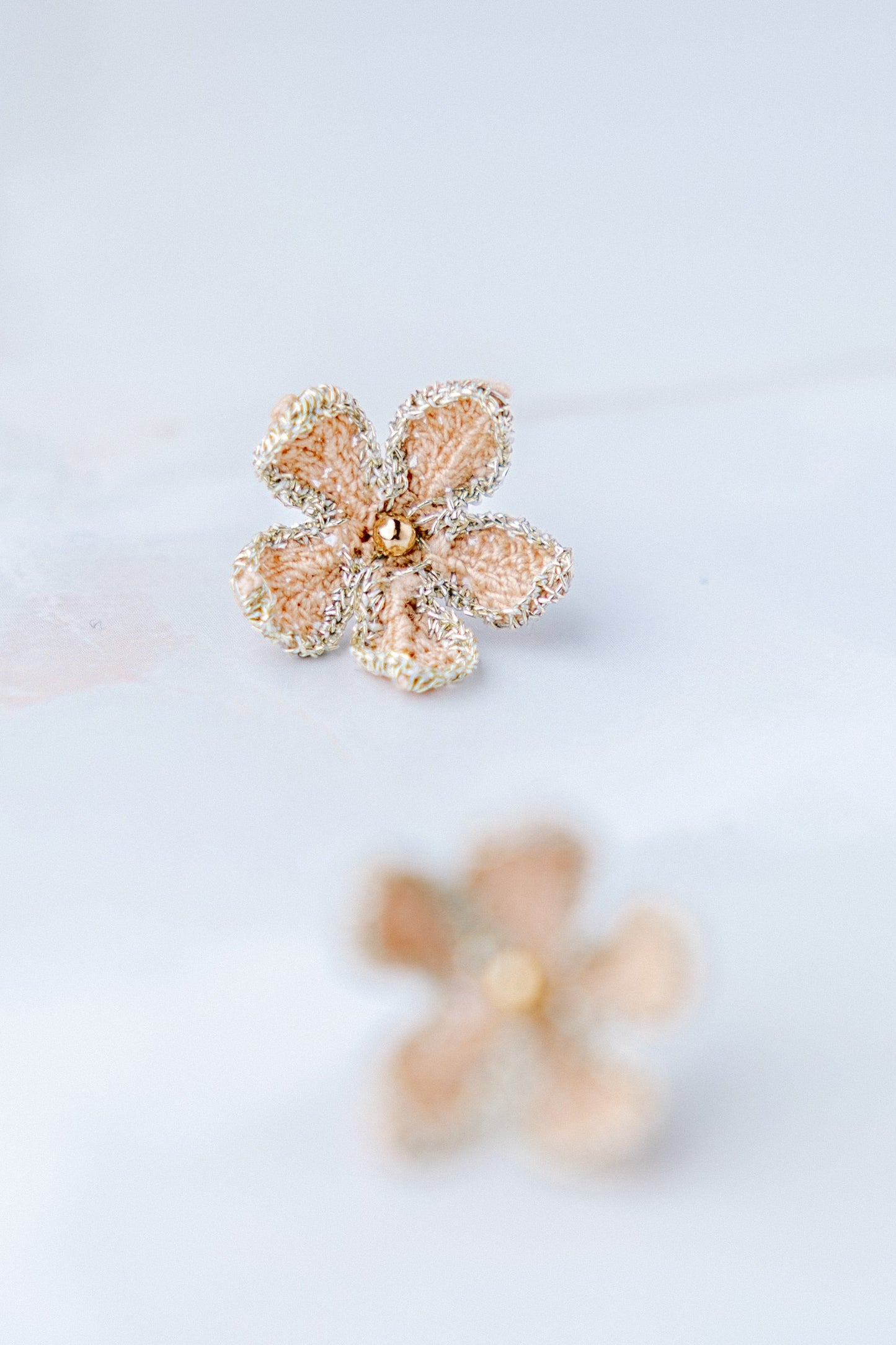 Close-Up detail foto Ariëlle oorstekers, micro gehaakt 