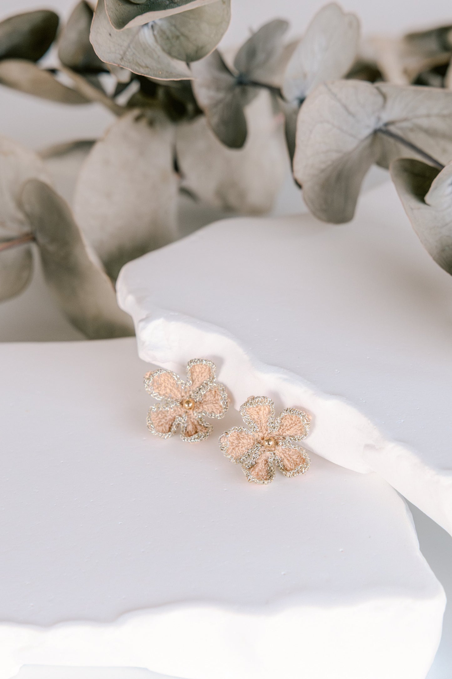 Ariëlle micro gehaakte bloemen oorstekers