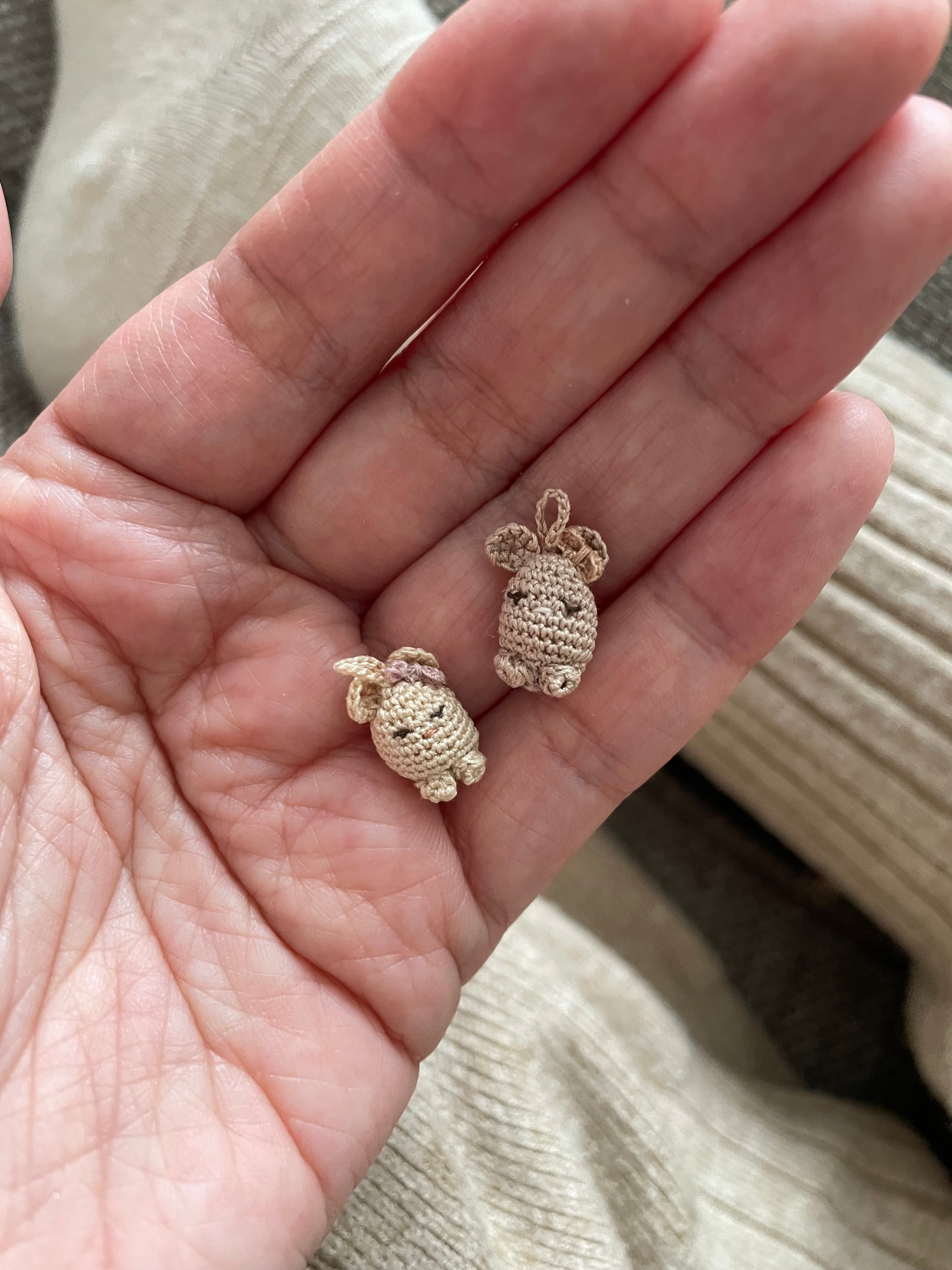 Mini gehaakte Ginny’s beige en taupe losse bedels, Sfeerfoto of hand indicatie grootte. 