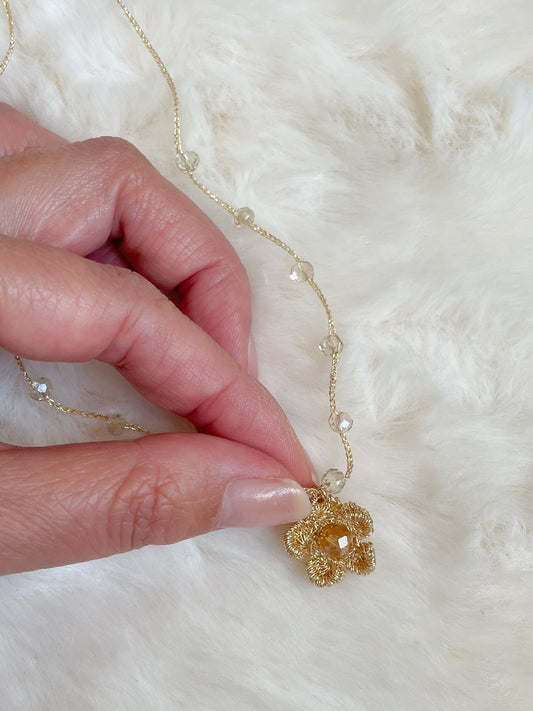 Gehaakte ketting facet kralen met bloembedel gehaakt; gouddraad, bloembedel kern facet kraal in hand voor inschatting formaat 