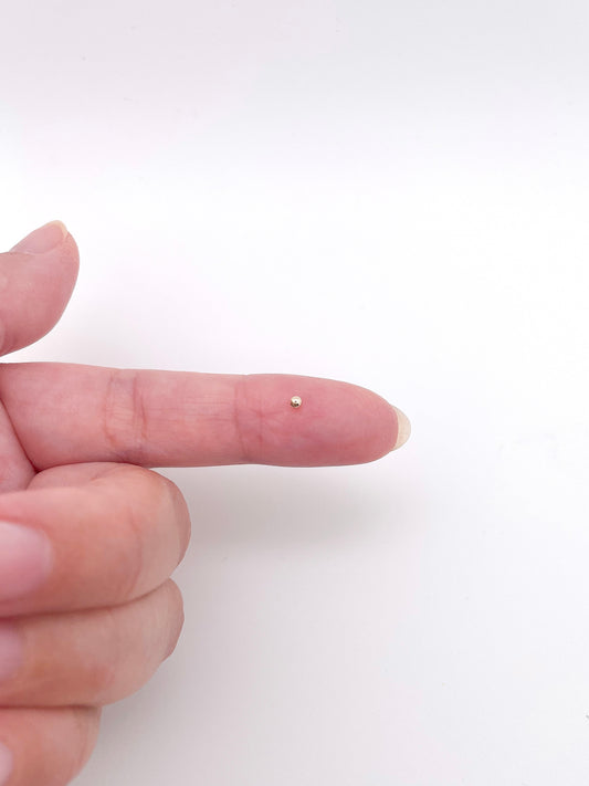 2 mm gold filed kraaltje op vinger 