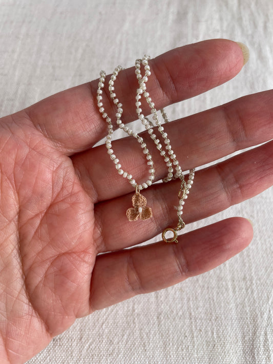 Ketting micro gehaakt met miyuki glaskralen parelachtige kleur en micro gehaakt bloemetje van 1 cm met drie blaadjes 