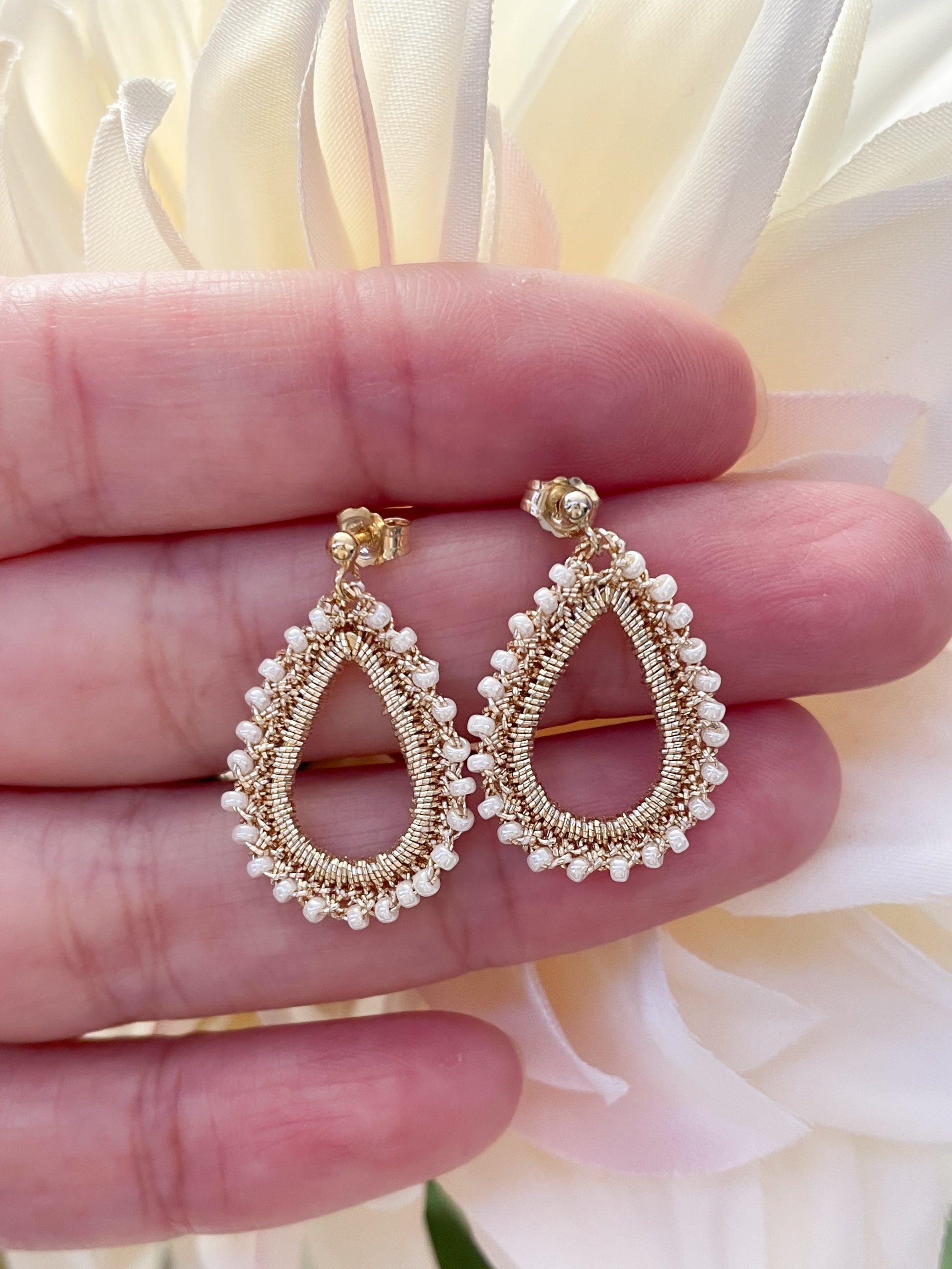 Sfeer foto Ferly oorstekers; gehaakt, hangende druppelvorm, gold filled, rvs druppel 